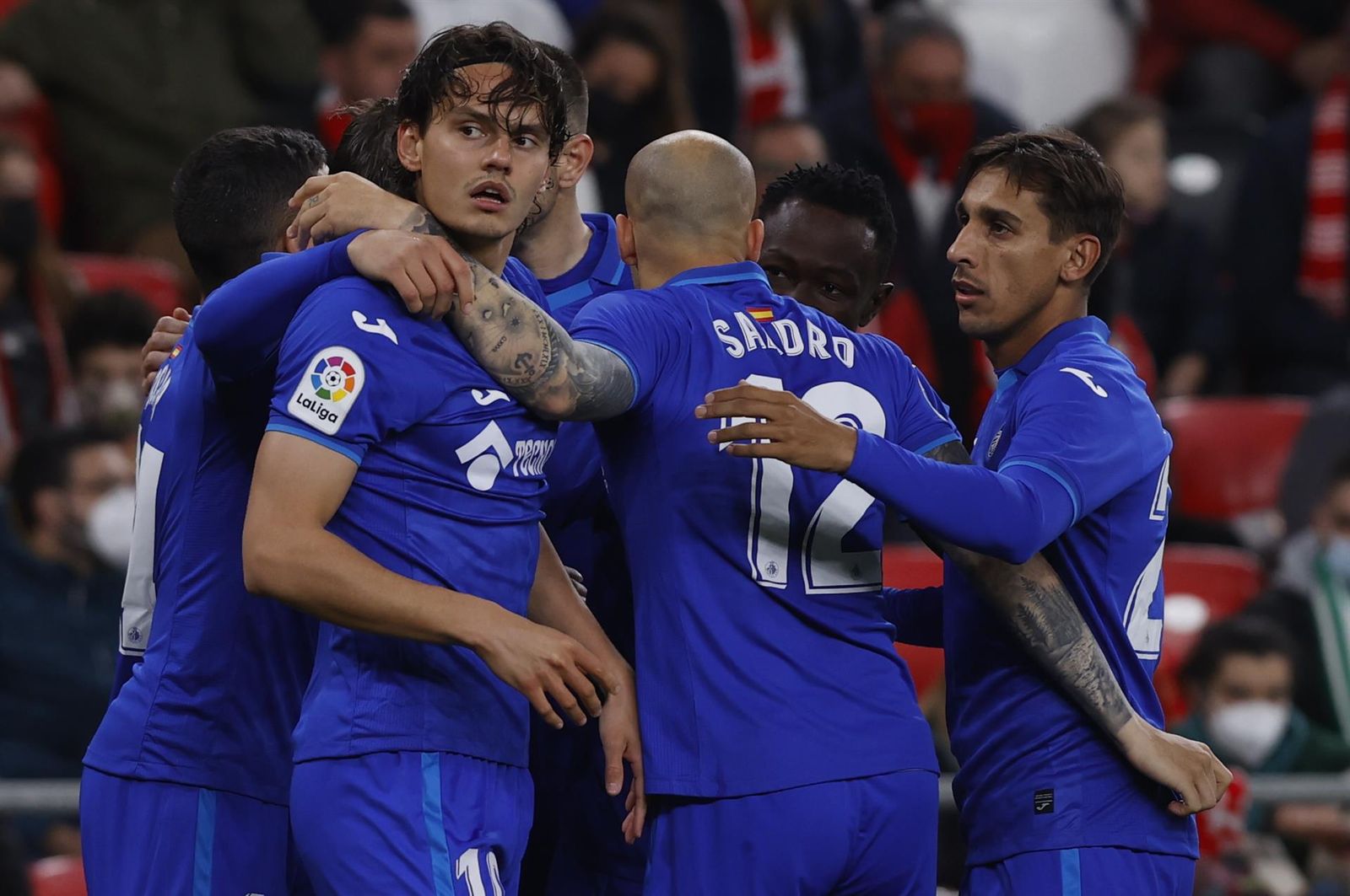 Enes Unal celebra el gol con sus compañeros