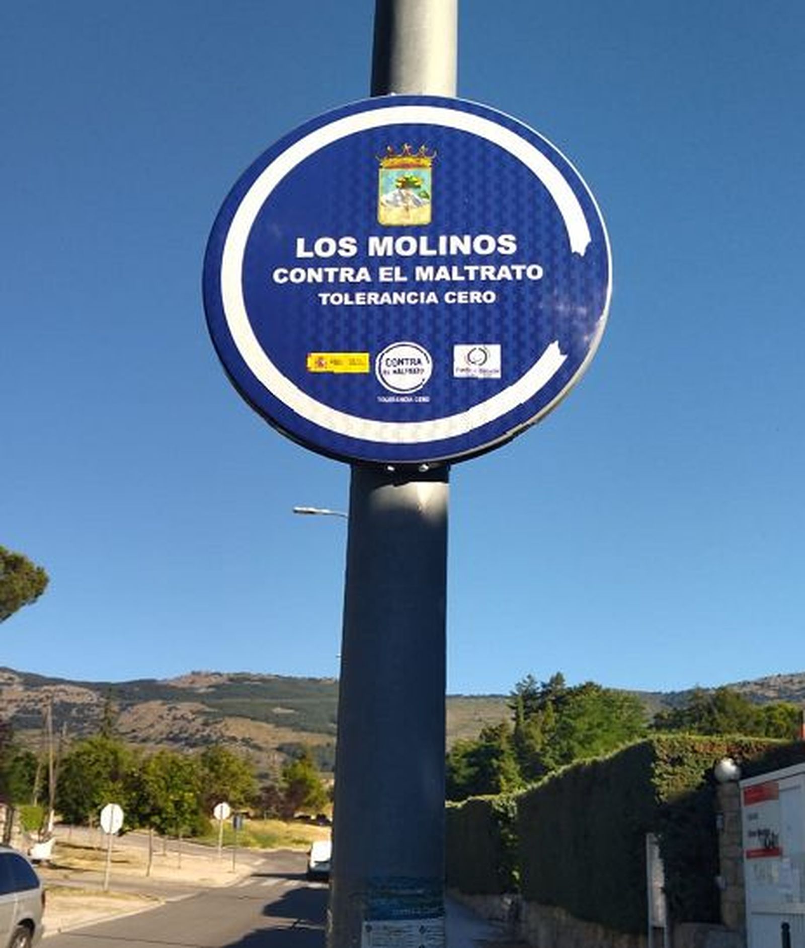 Señales de tráfico contra el maltrato en Los Molinos