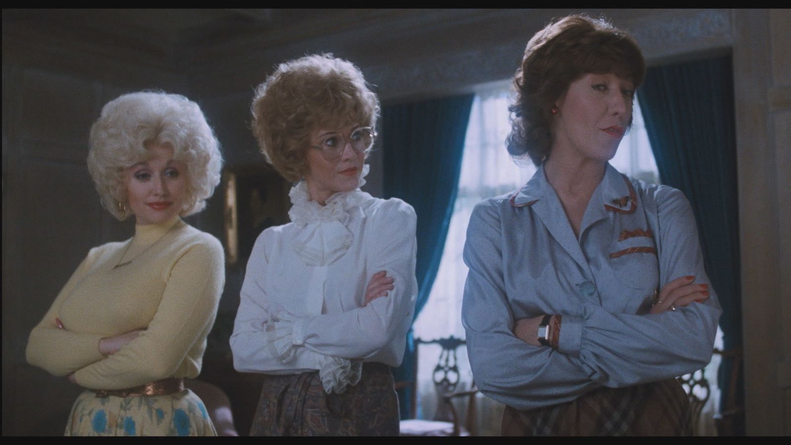 Pero la gran baza de la película estaba claramente en sus protagonistas. Fonda era ya una estrella más que consagrada, aunque este es uno de sus grandes éxitos comerciales, Lily Tomlin era muy popular y tenía un enorme prestigio como monologuista cómica de ácido humor en diversos programas. Incluso una candidatura al Oscar por su trabajo en Nashville, de Robert Altman que fue el director que mejores oportunidades le dio.