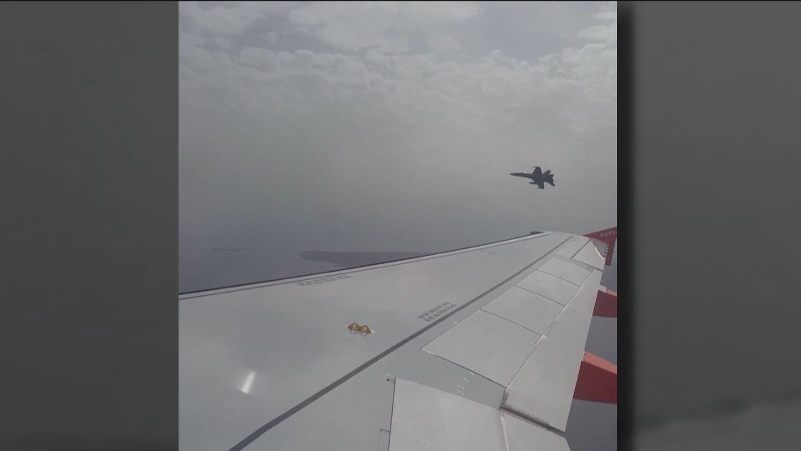 Un F-18 escolta a un avión Easyjet por una falsa amenaza de bomba