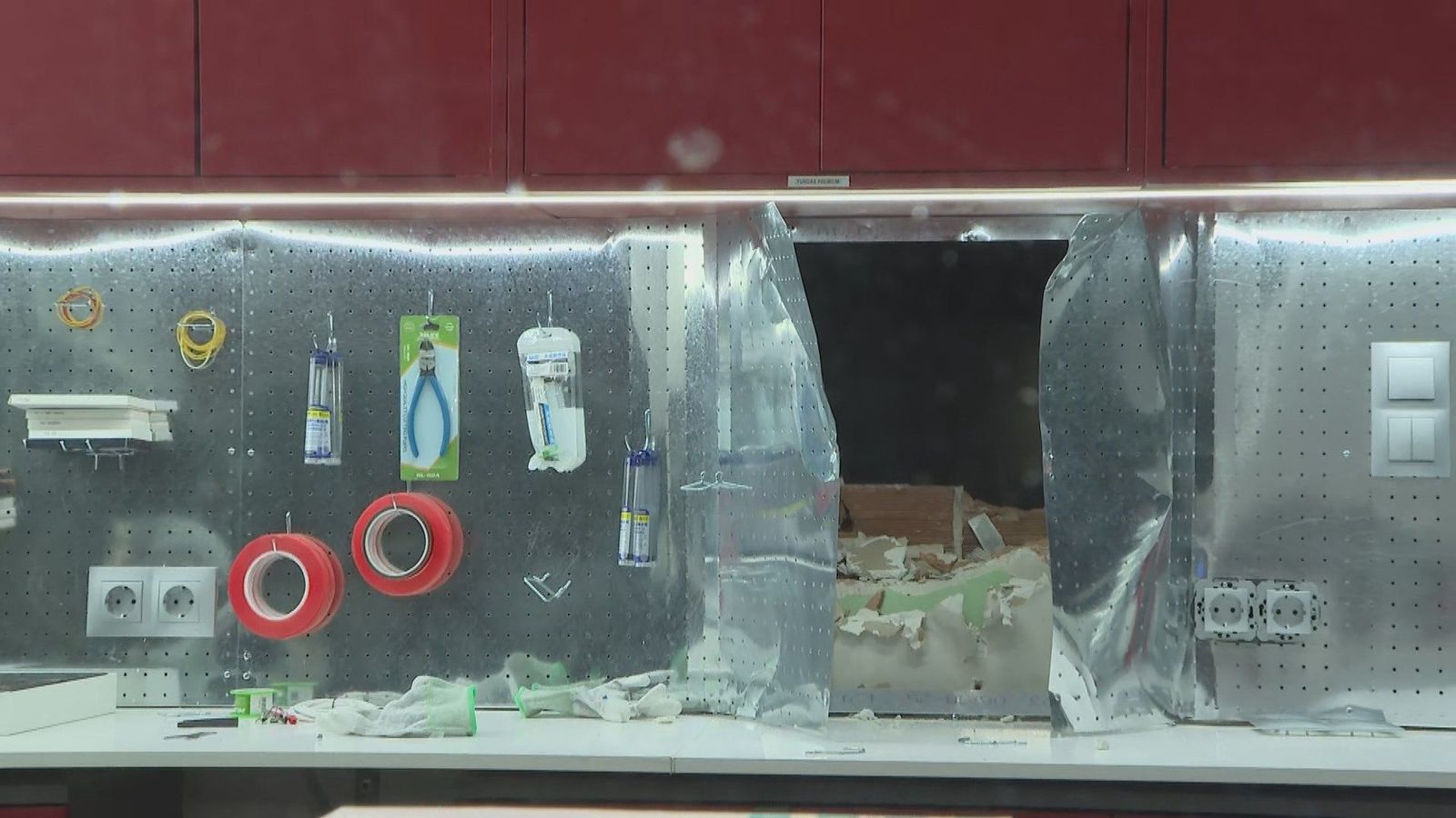 Roban en una tienda de telefonía junto a Gran Vía mediante un butrón: "Estuvieron una hora perforando la pared"
