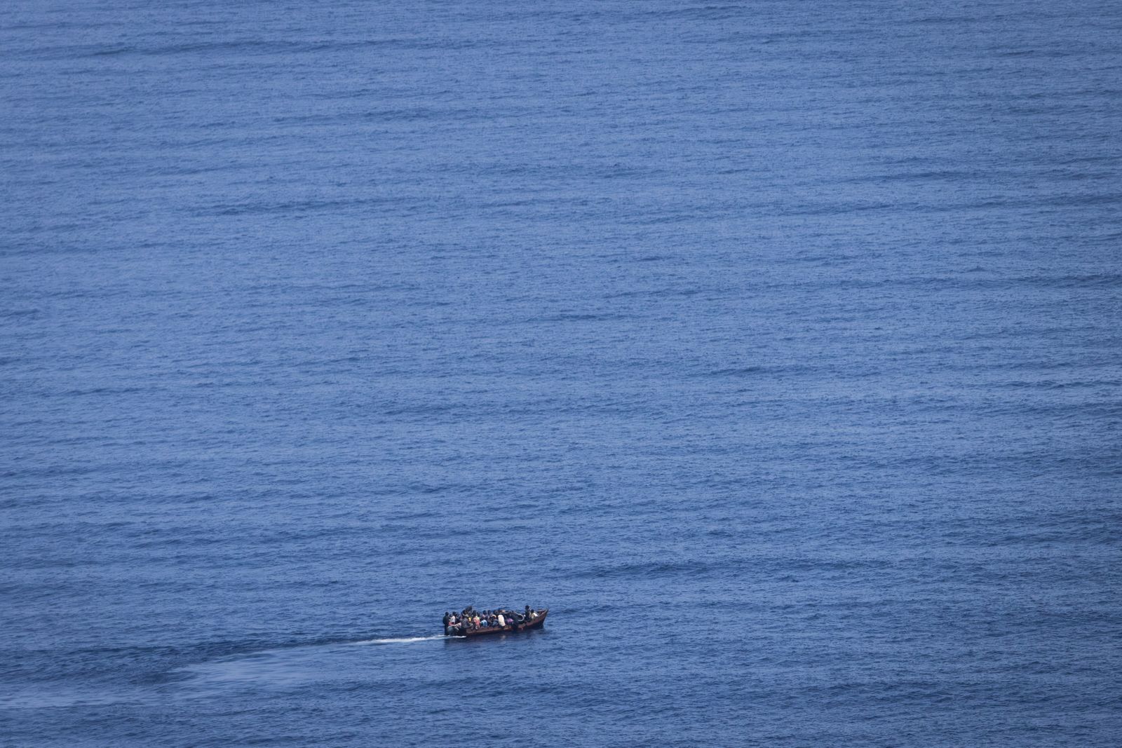 Una embarcación con migrantes se dirige a la isla de Lampedusa