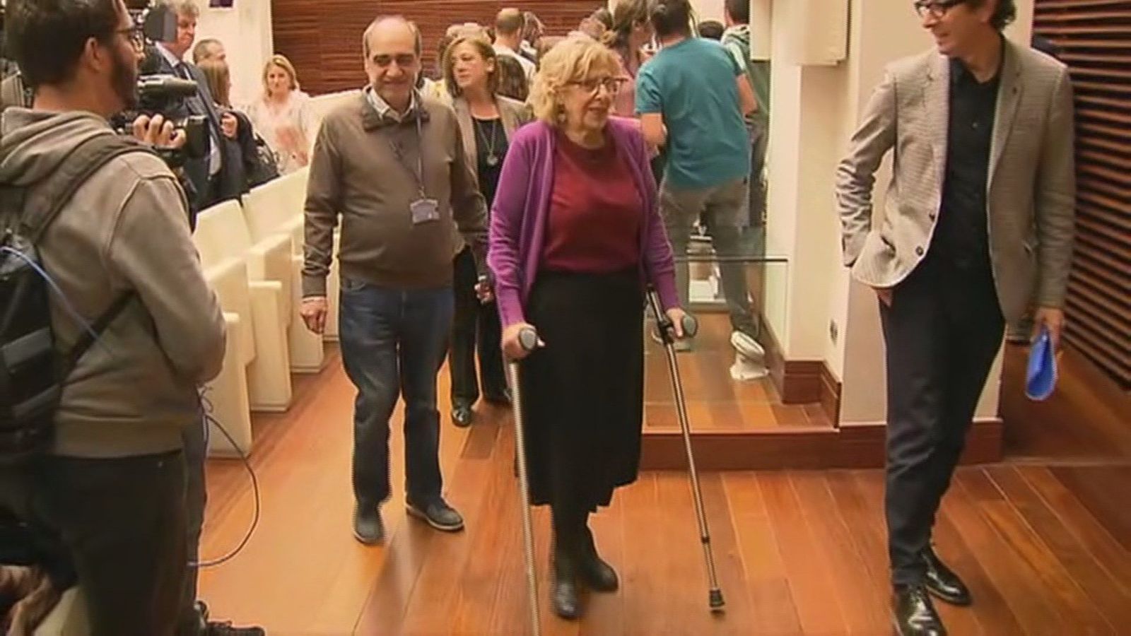Carmena estrena muletas tras dejar la silla de ruedas