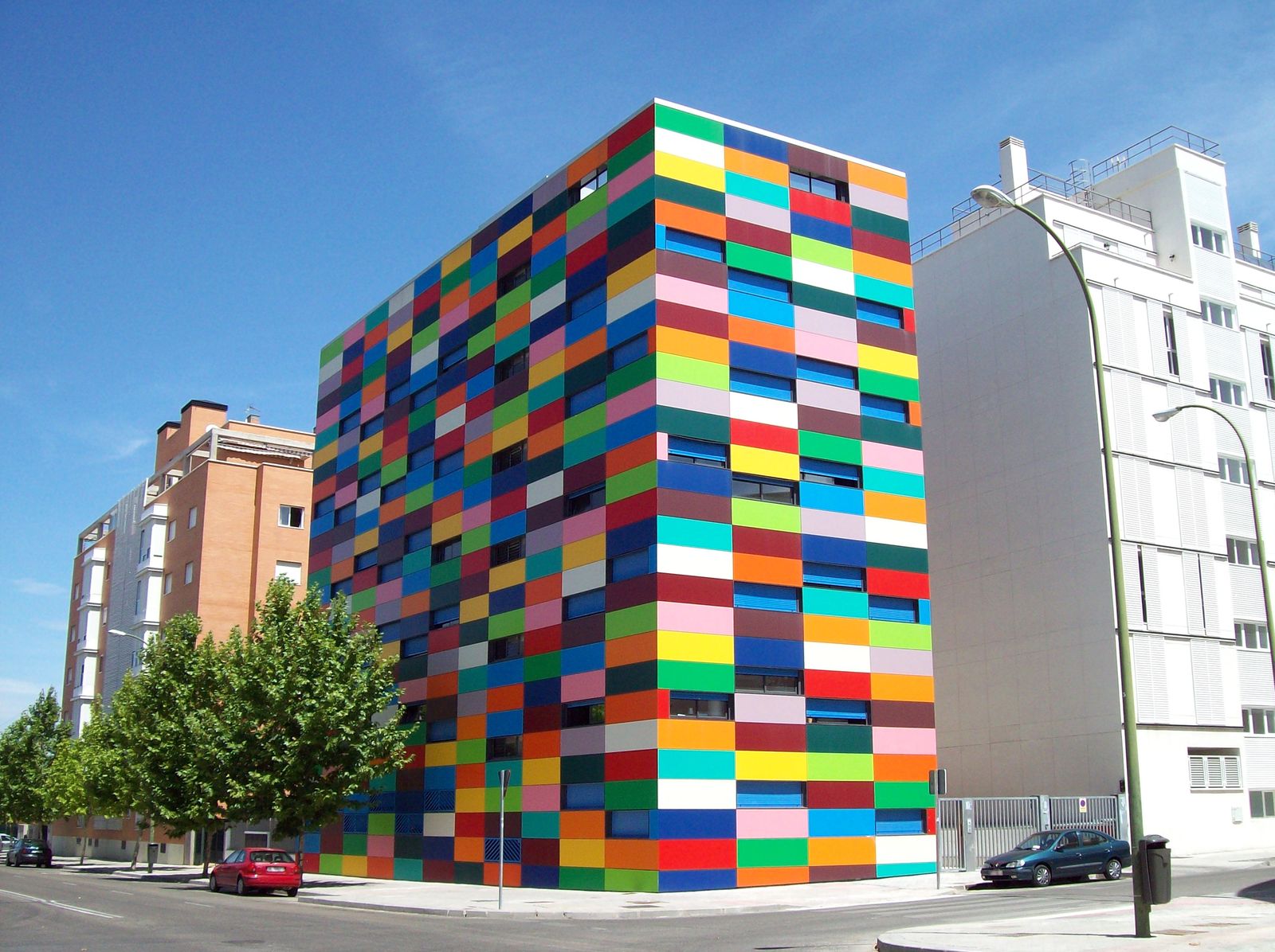 Un edificio postmoderno de 156 viviendas, que se encuentra en el barrio de Sanchinarro