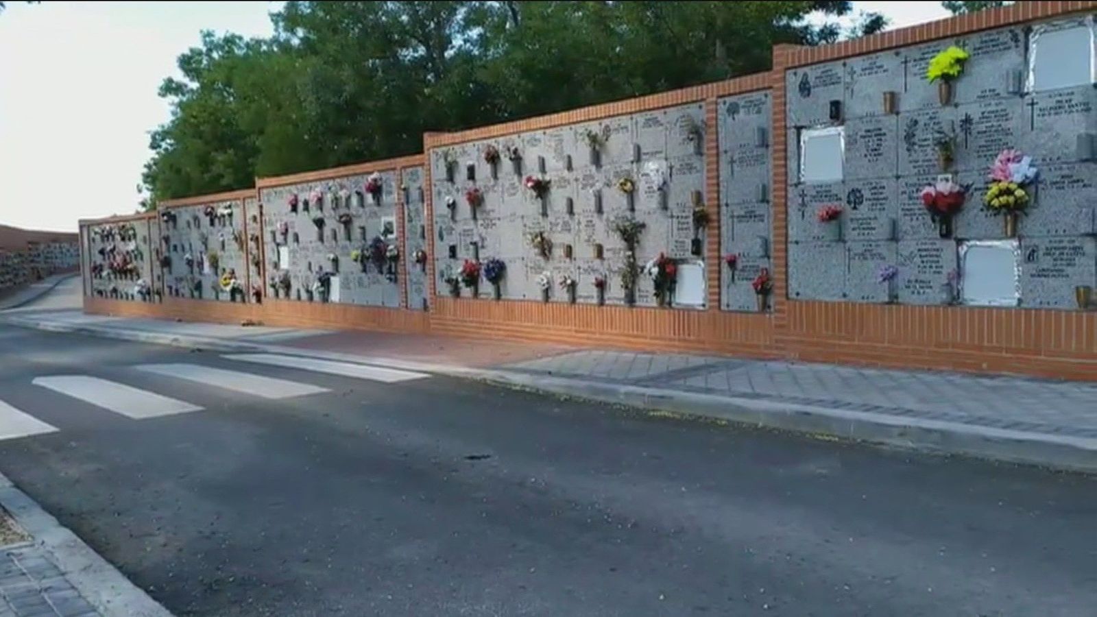 El vídeo viral que muestra los 'nichos de la pandemia' en el cementerio de La Almudena