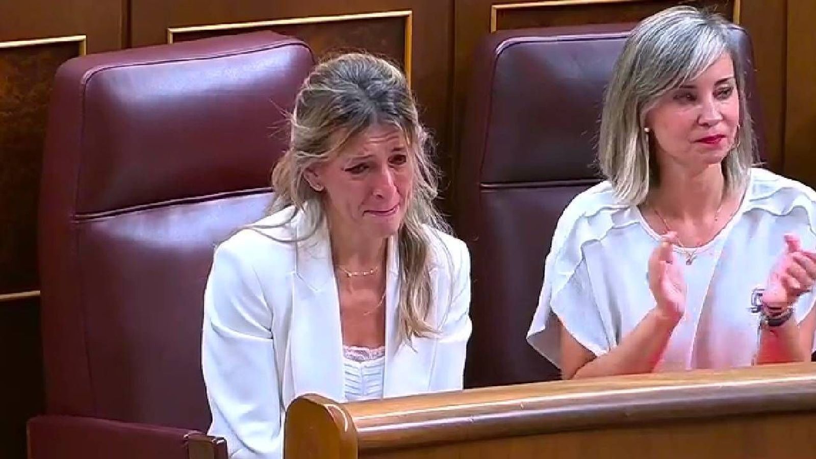 Yolanda Díaz rompe a llorar por la muerte de su padre tras las palabras de Pedro Sánchez en el Pleno sobre Corrupción