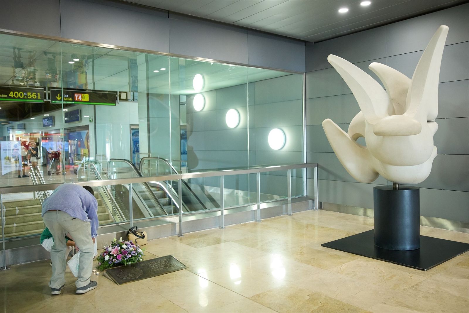 Ofrenda floral con motivo del 16º aniversario del vuelo JK5022, en la Terminal 2, Aeropuerto de Barajas