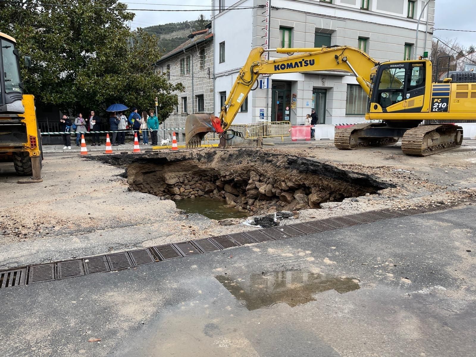 El socavón de San Rafael ahonda en la disputa entre Puente y el ayuntamiento segoviano