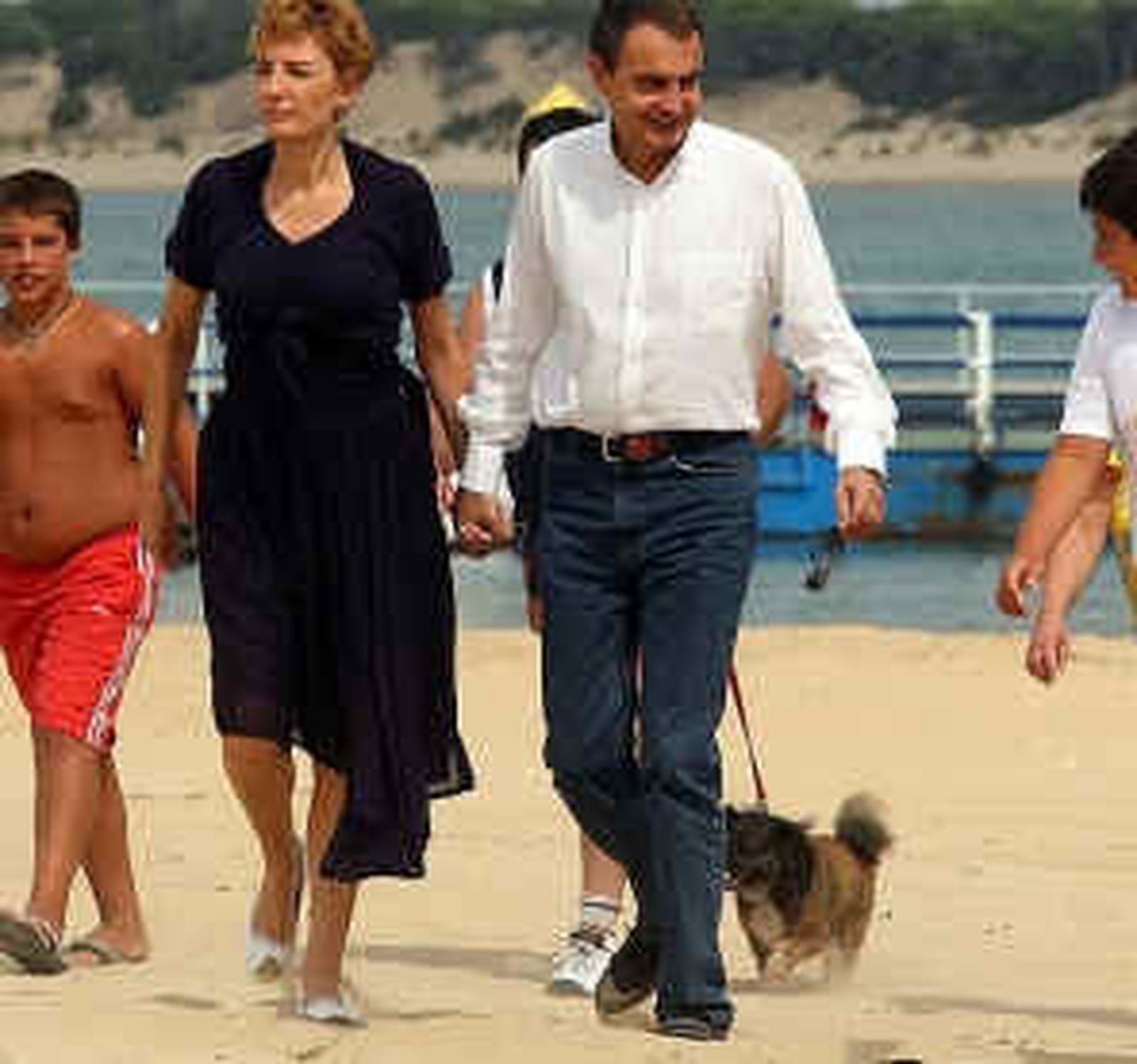 El último verano del Gobierno Zapatero: en el terruño o junto al mar