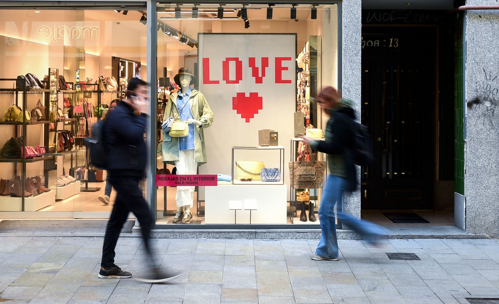 Un escaparate con decoración de San Valentín