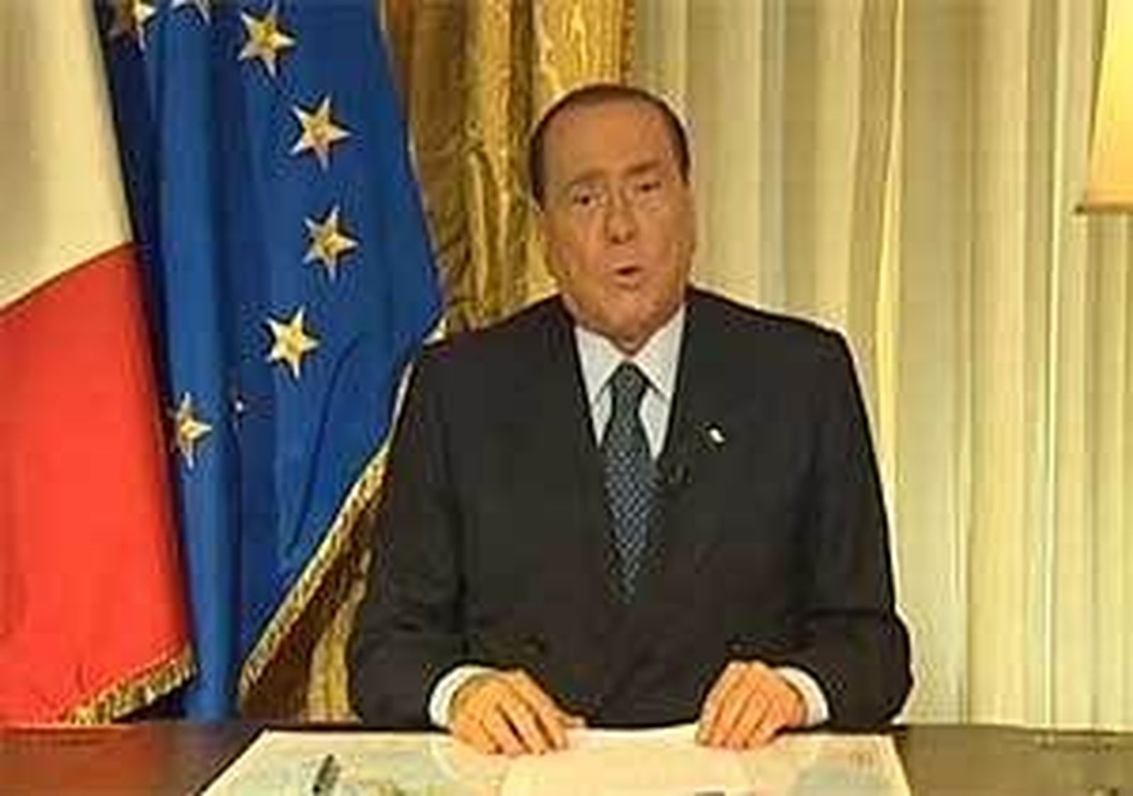Berlusconi no renuncia a la política y califica de "persecución judicial" su condena