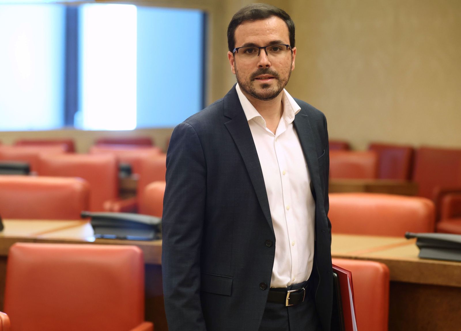 Aumenta la tensión en el gobierno, Garzón advierte al PSOE que se equivoca si aumenta la inversión para defensa