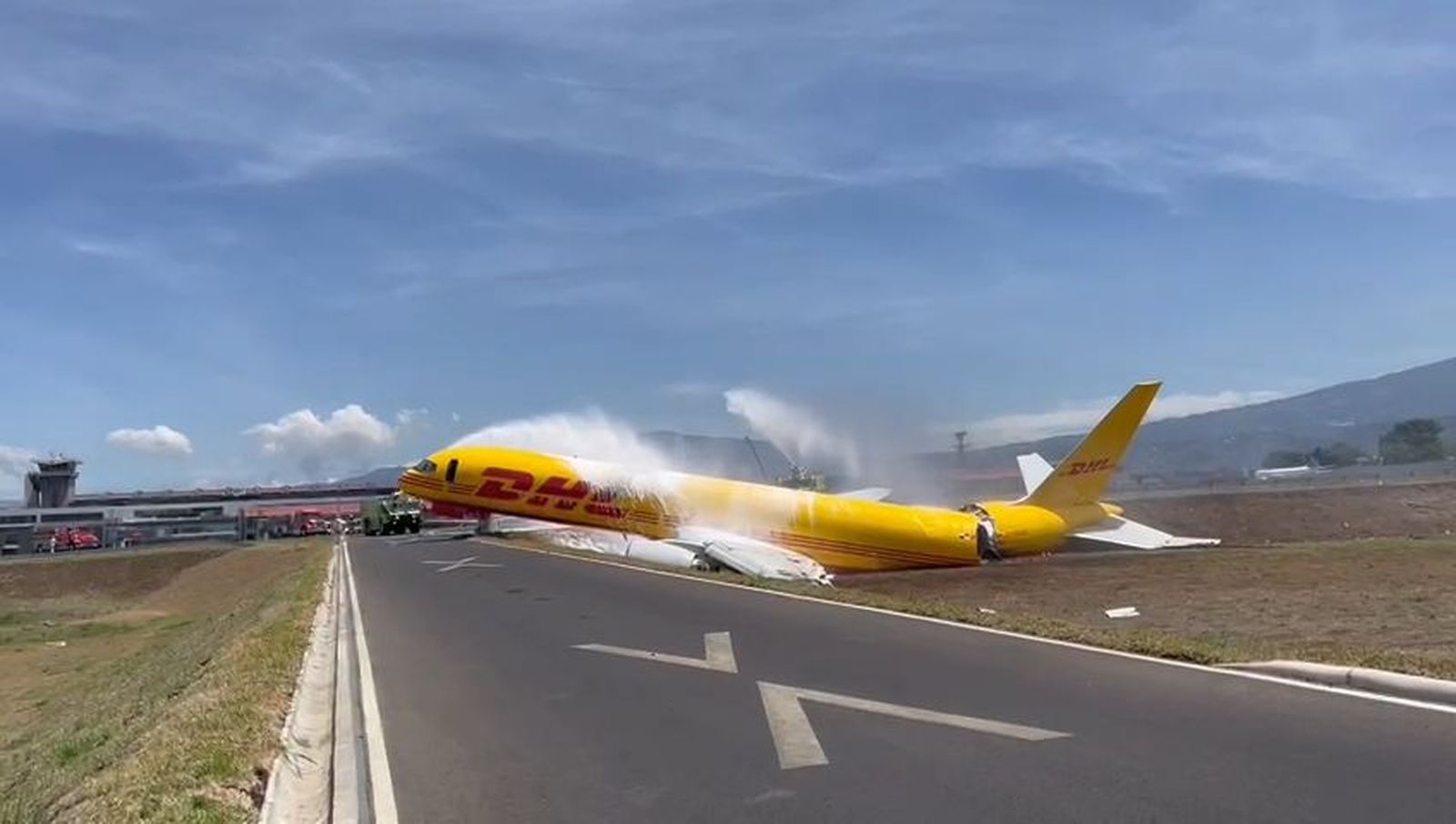 Un avión de DHL se parte en dos en un accidente en Costa Rica sin víctimas