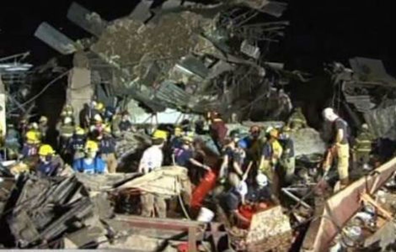 Se peinan los escombros en busca de más supervivientes del tornado en Oklahoma