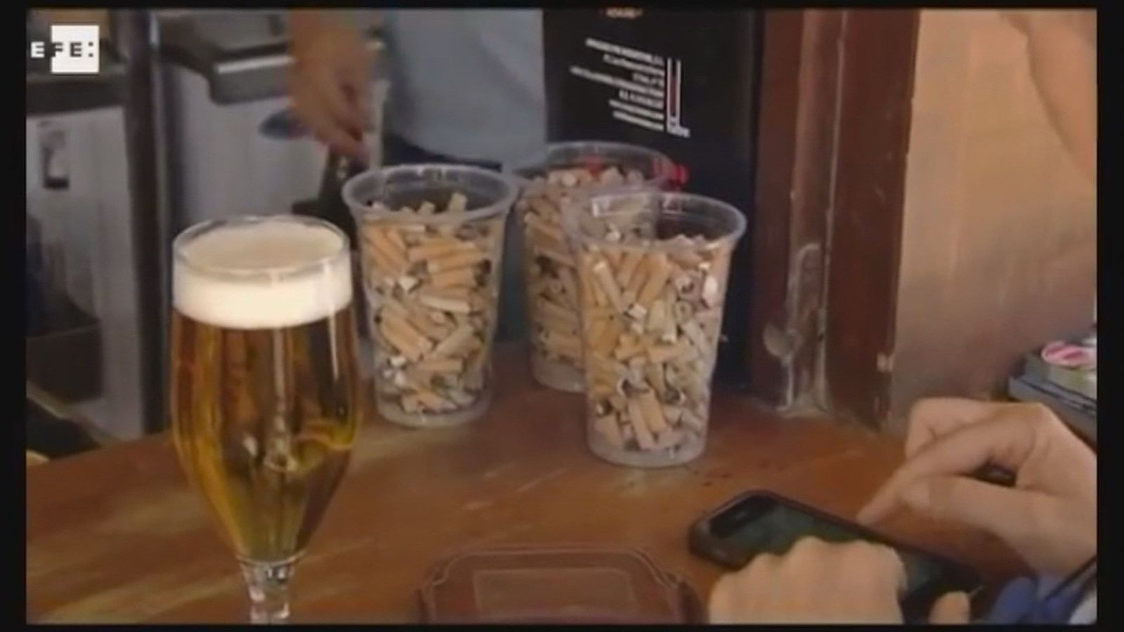 Los chiringuitos de Estepona cambian un vaso de colillas por uno de cerveza