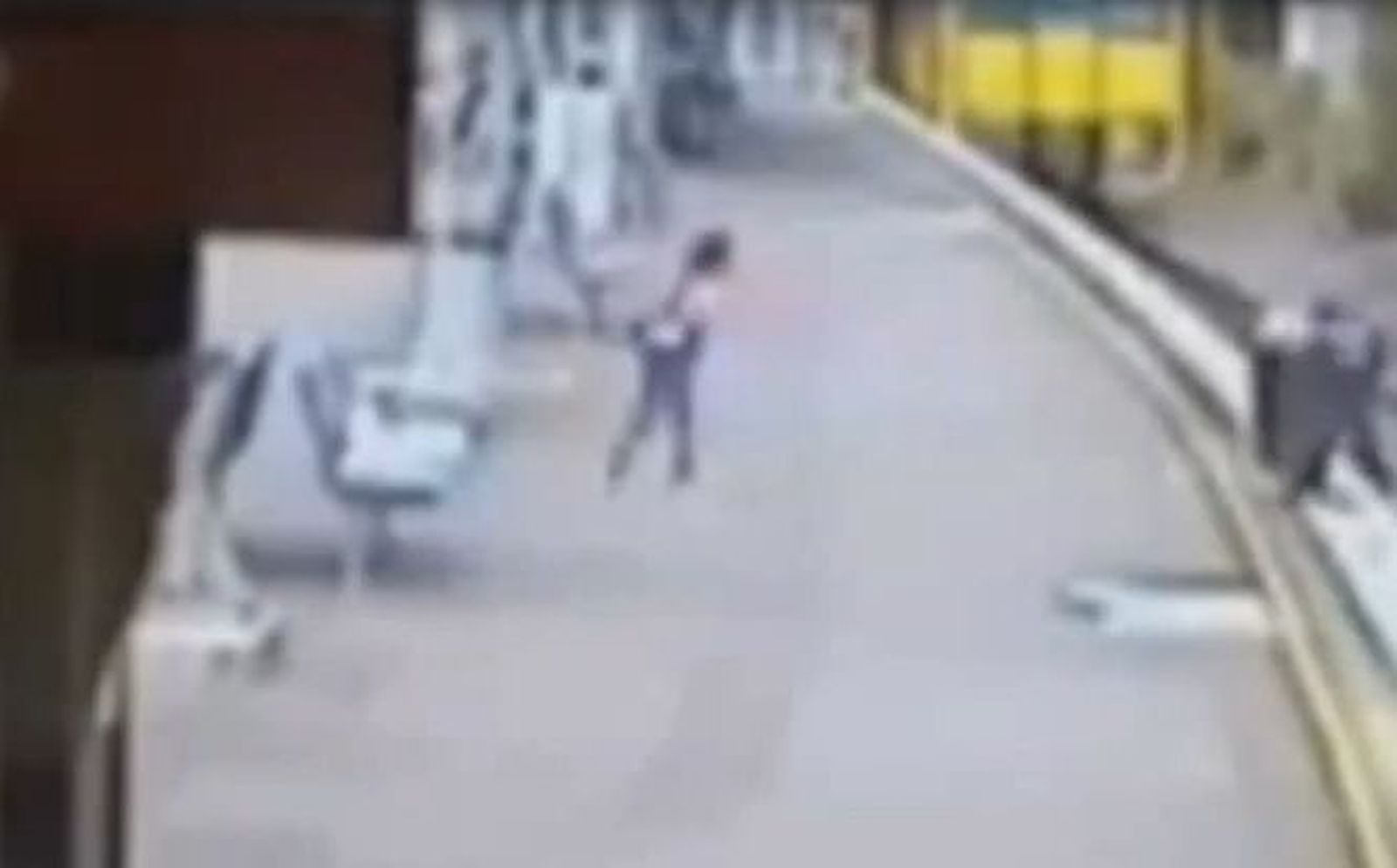 Graban a una mujer salvando a un niña de morir arrollada por un tren