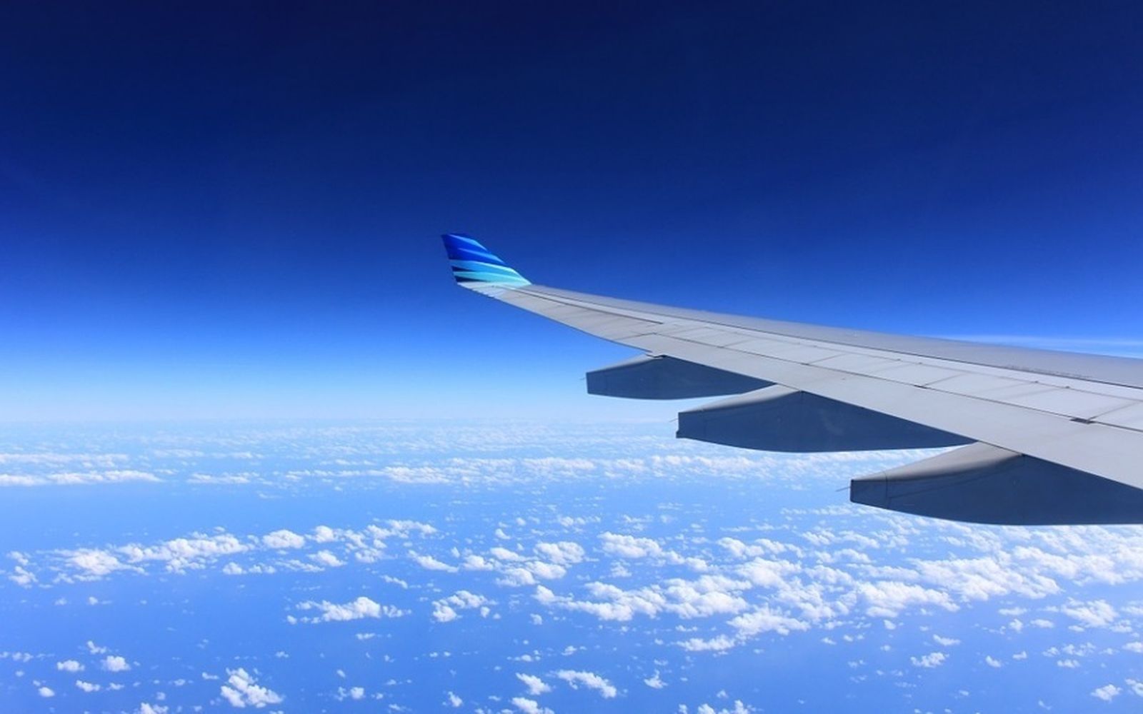 Ala de avión en vuelo
