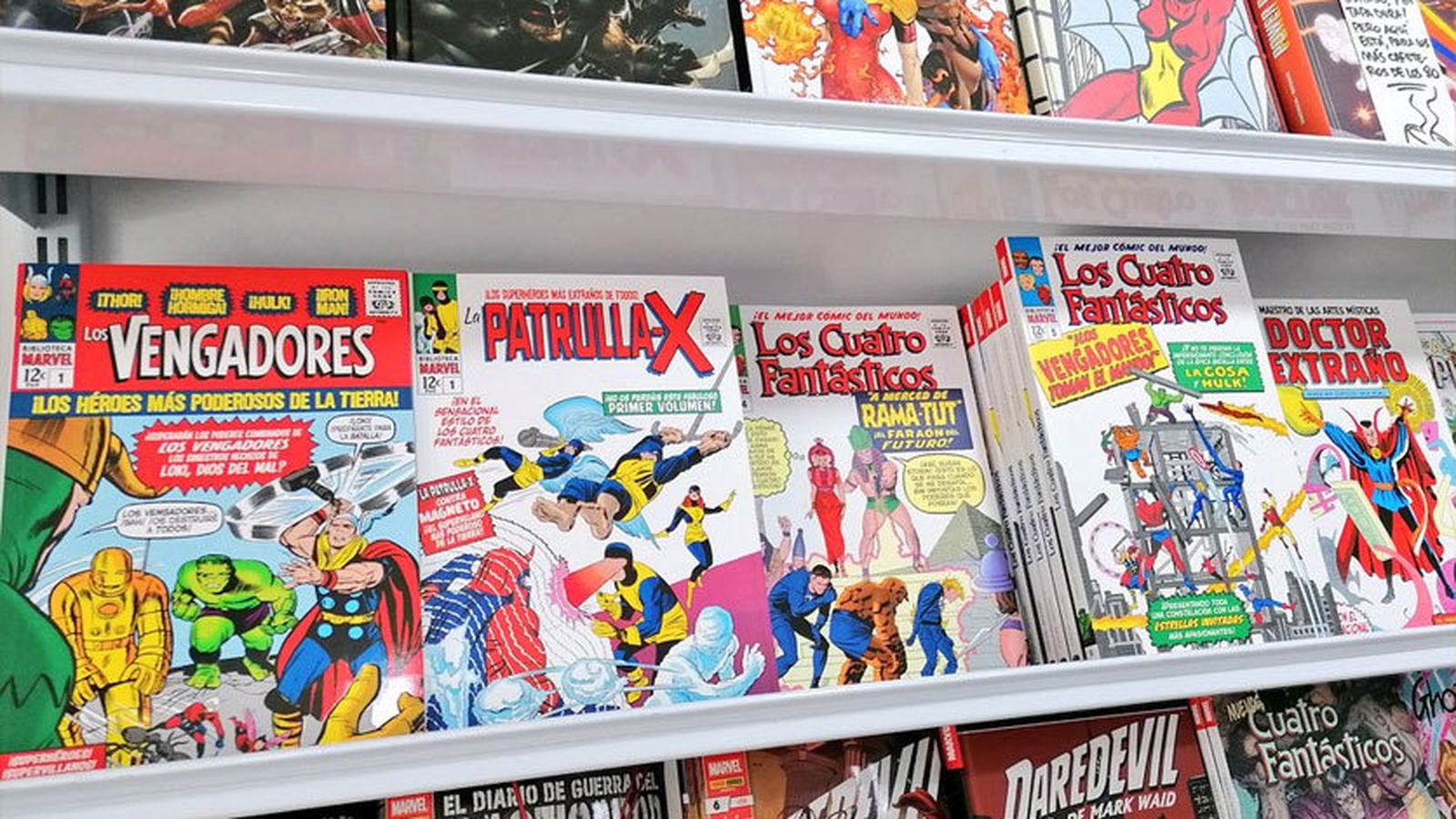Estantería de Atom Comics con títulos de Marvel