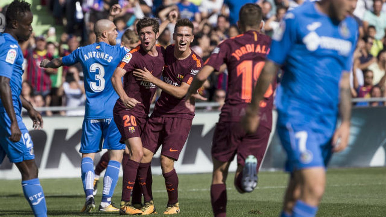Denis Suárez celebra con sus compañeros su gol marcado ante el Getafe