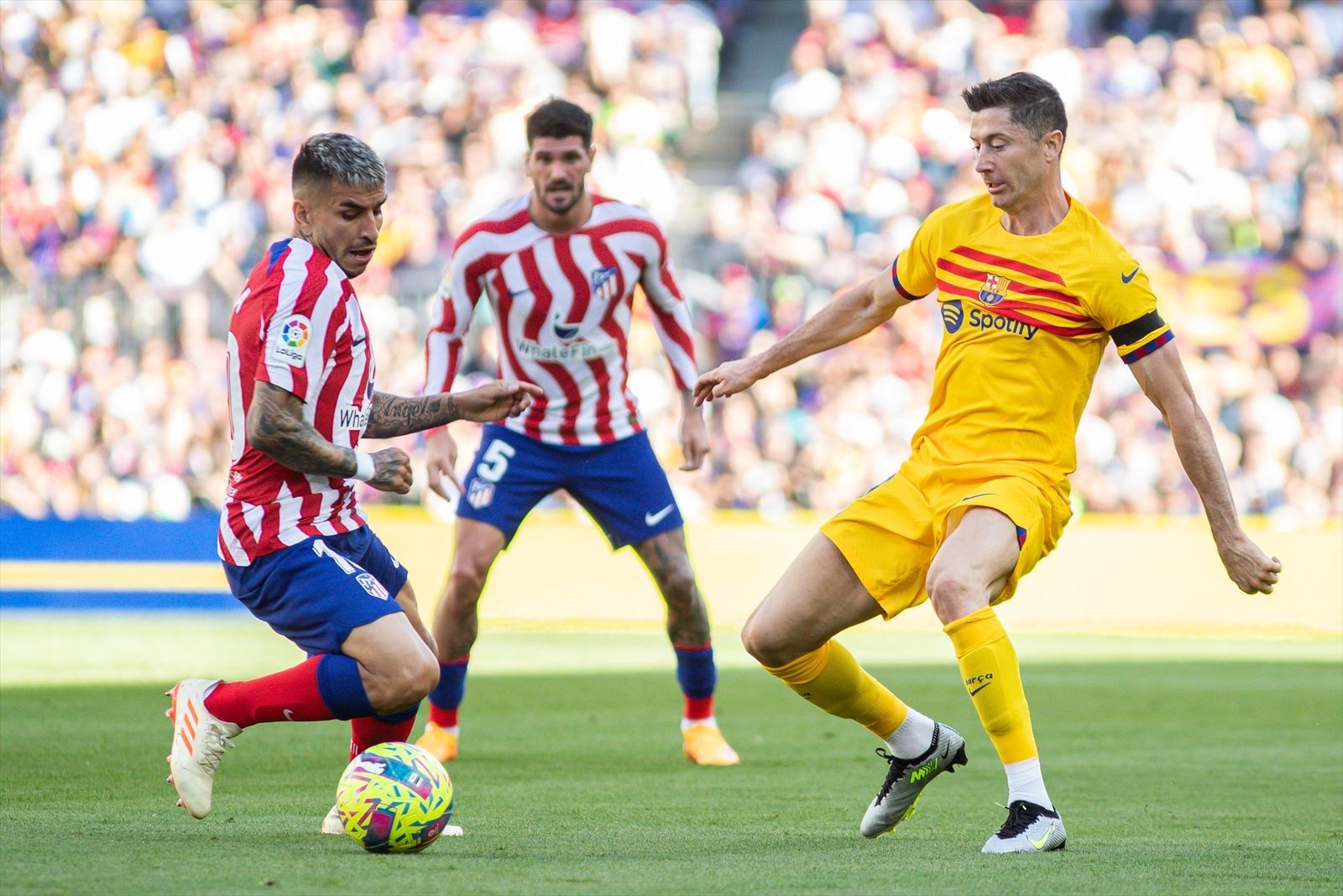 EuropaPress_5142871_angel_correa_of_atletico_madrid_and_robert_lewandowski_of_fc_barcelona_in