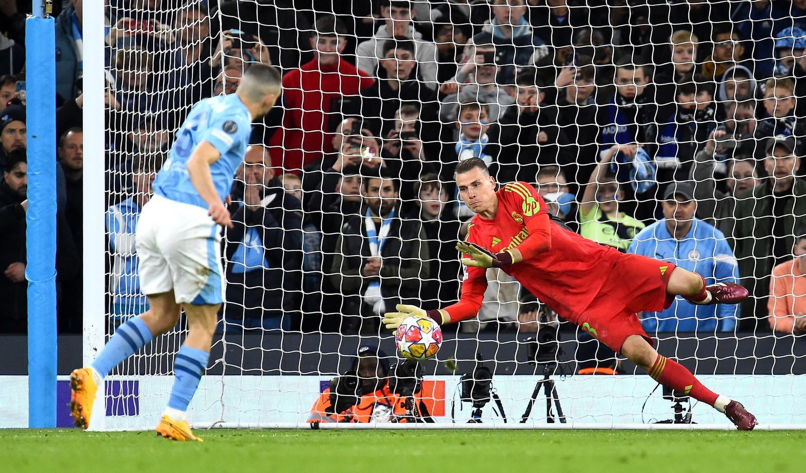 Lunin parea un penalti al City