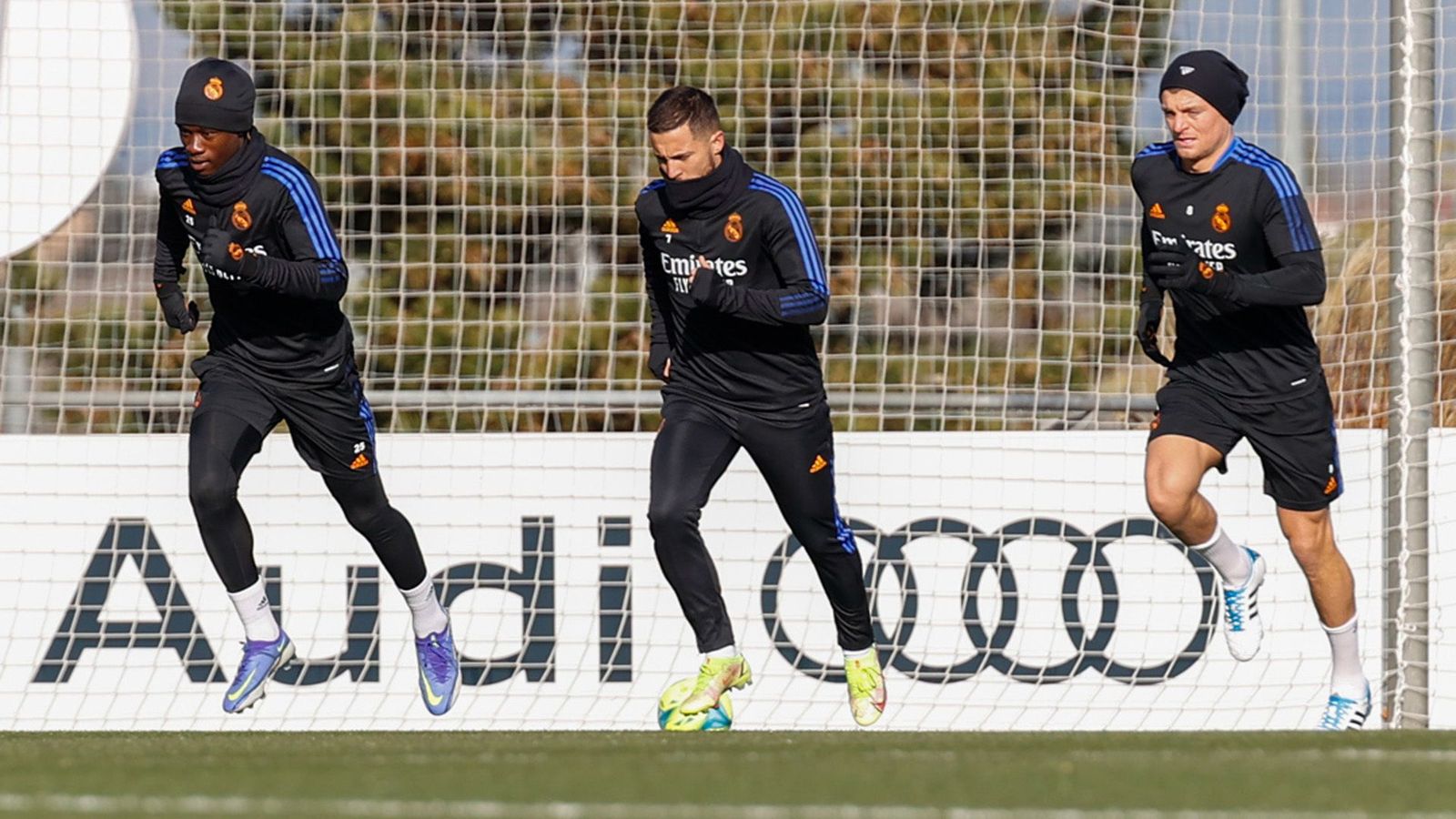 Benzema entrena en solitario sobre el césped y Bale vuelve con el grupo