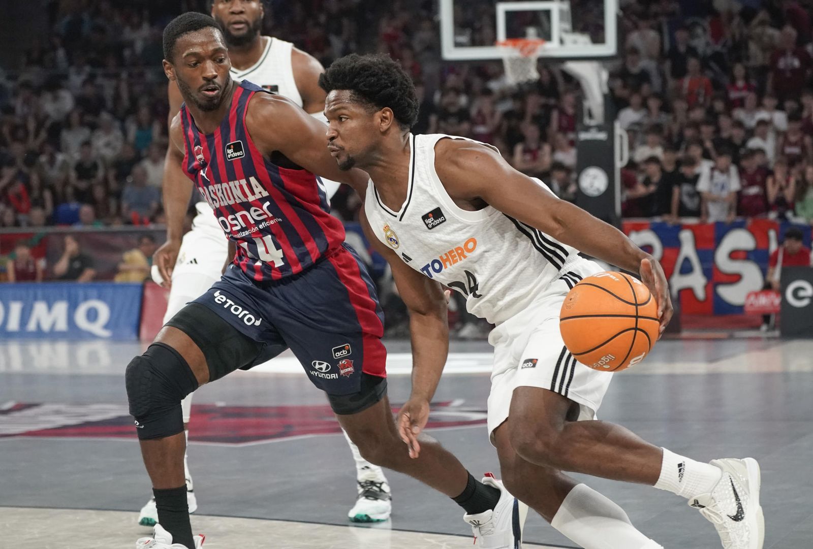 Andrés Feliz ante el Baskonia