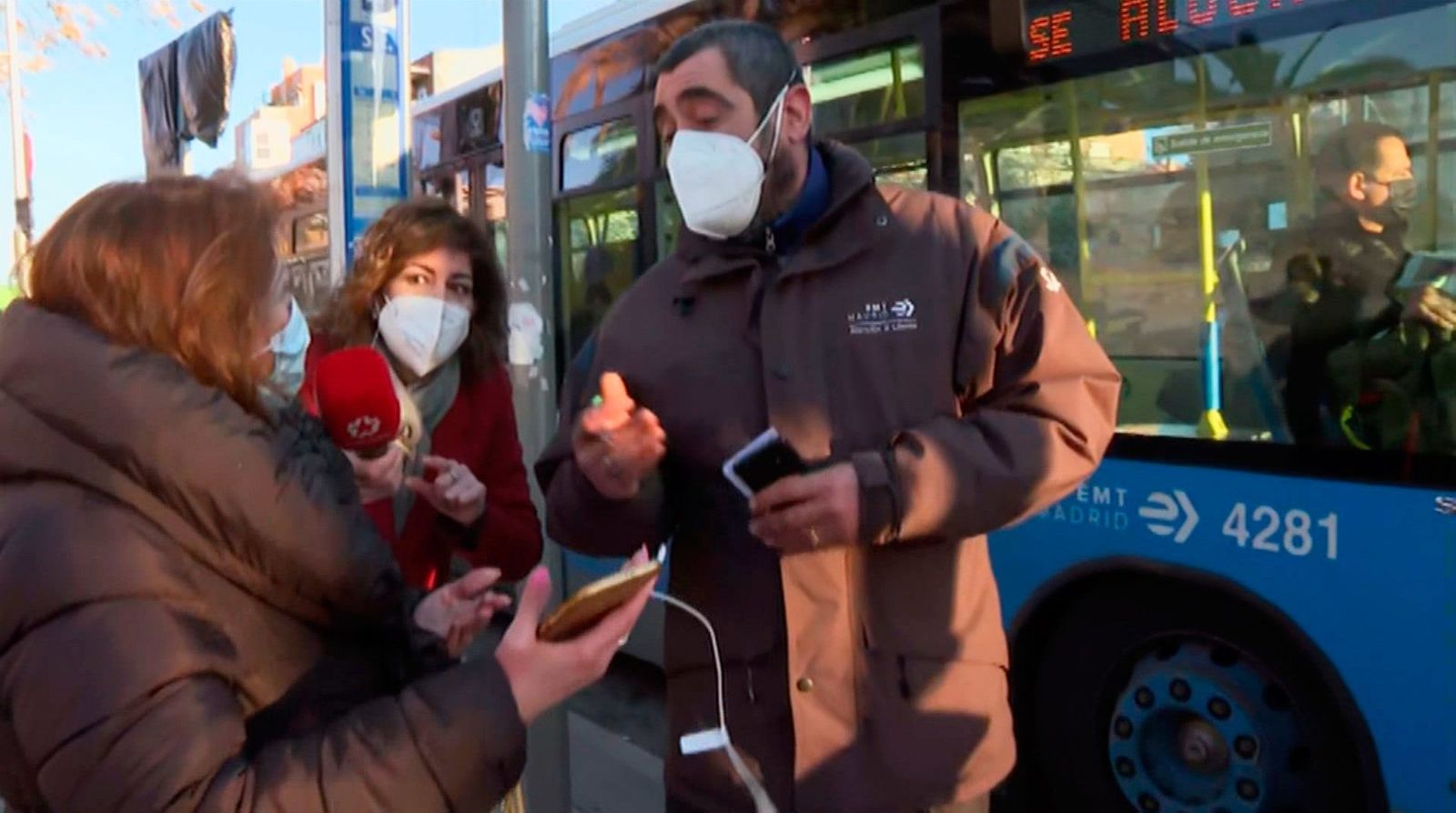 Las dudas de los viajeros del servicio alternativo de buses entre Oporto y Aluche por las obras de la L5 de Metro