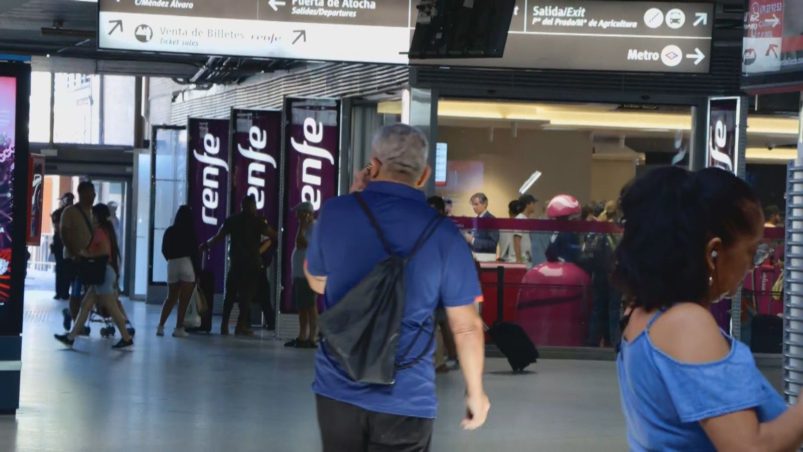 Pasajeros esperan en Atocha, casi sin información, la salida de sus trenes tras la incidencia informática