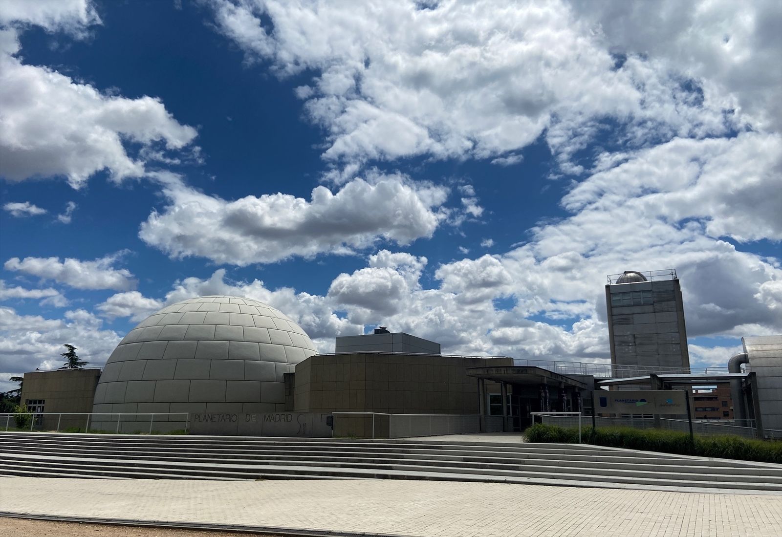 Cielo nublado sobre el Planetario de Madrid