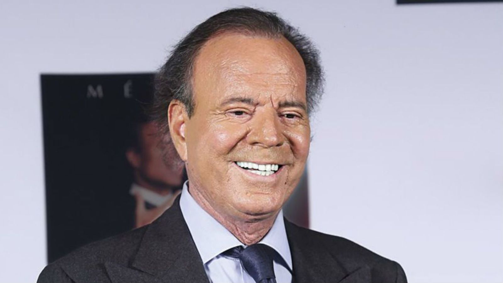 Julio Iglesias ataca a Vargas Llosa: “Su comportamiento ha dejado mucho que desear"