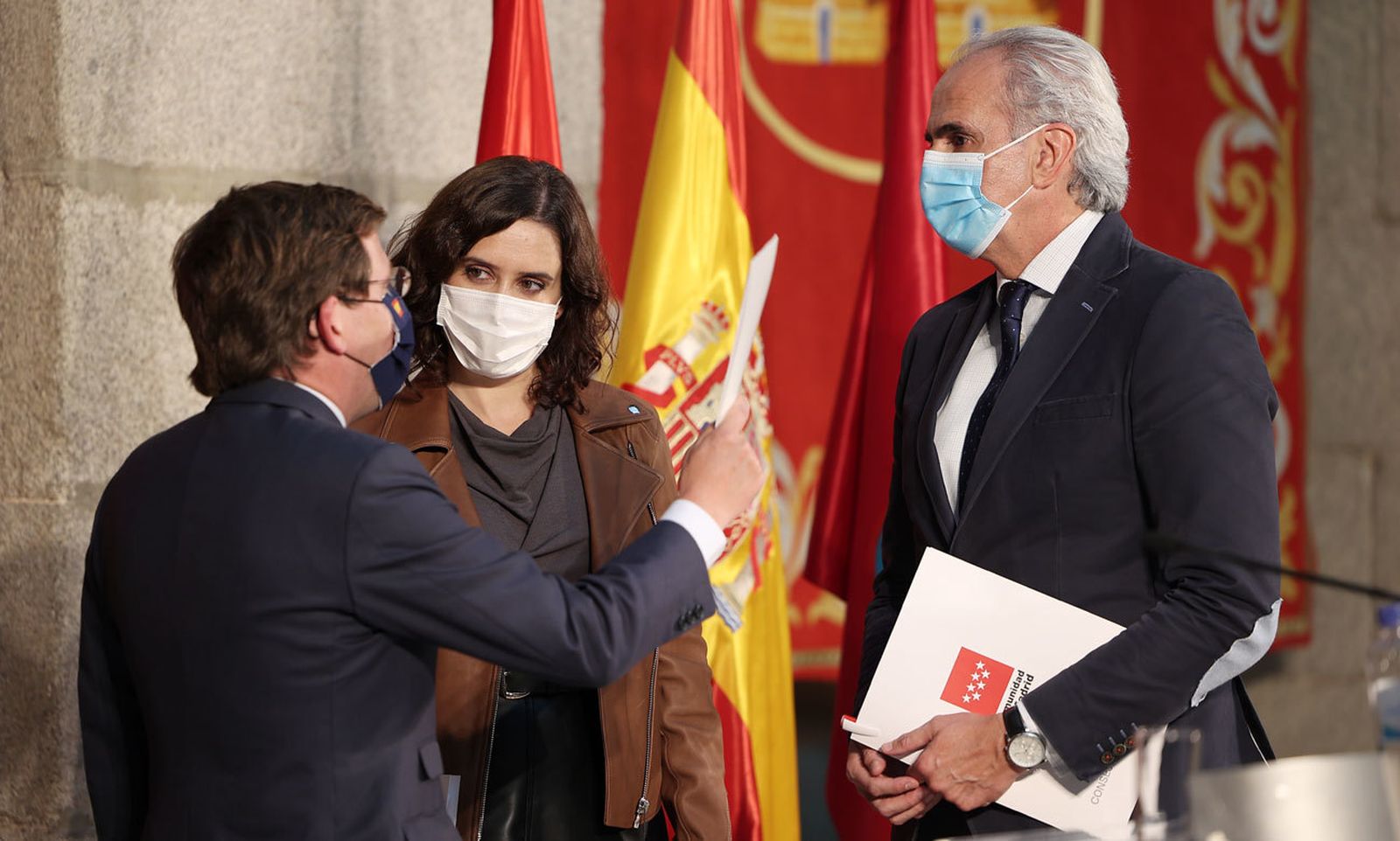 Almeida, Ayuso y Escudero analizan la situación de Madrid en la Casa Real de Correos