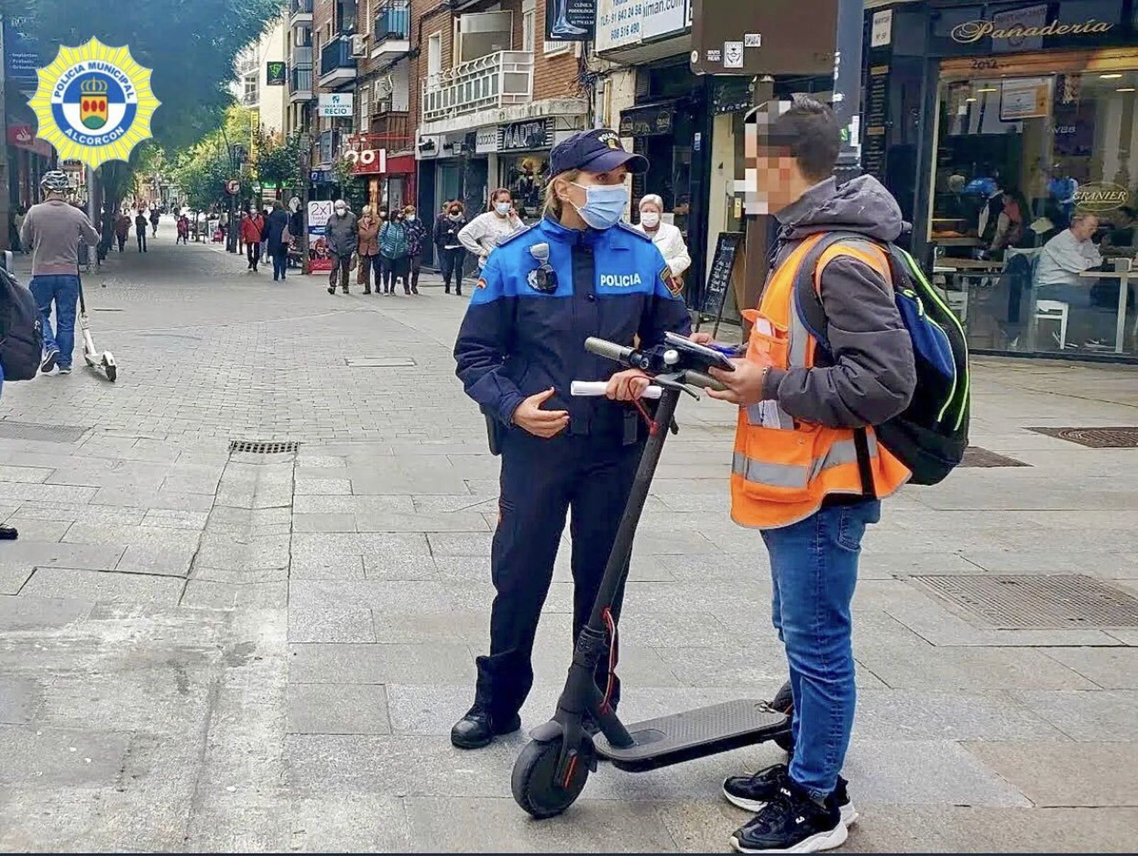 Policía Local de Alcorcón con un usuario de patinete