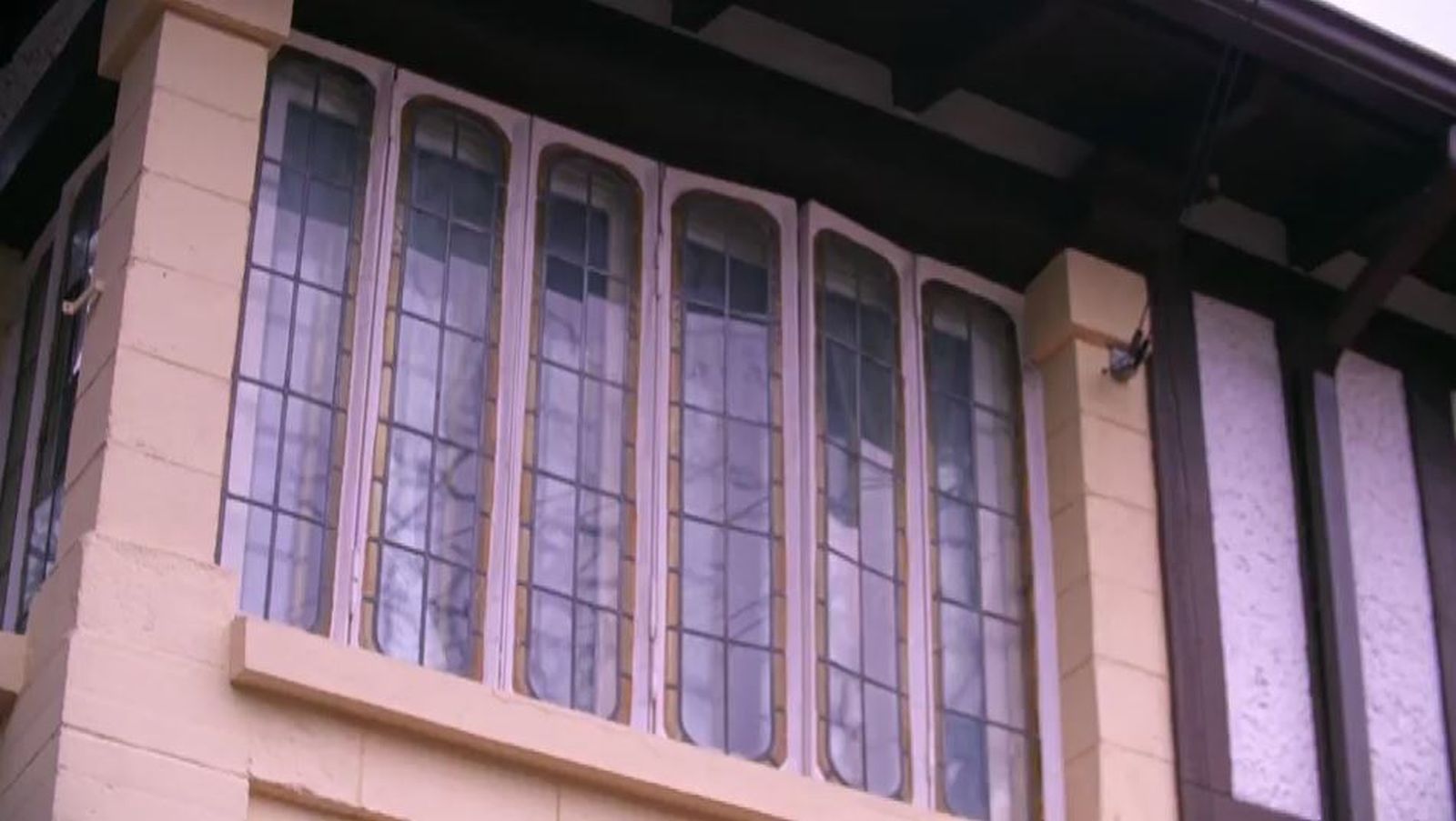 Hasta las ventanas parecen sacadas de un cuento de los hermanos Grimm.