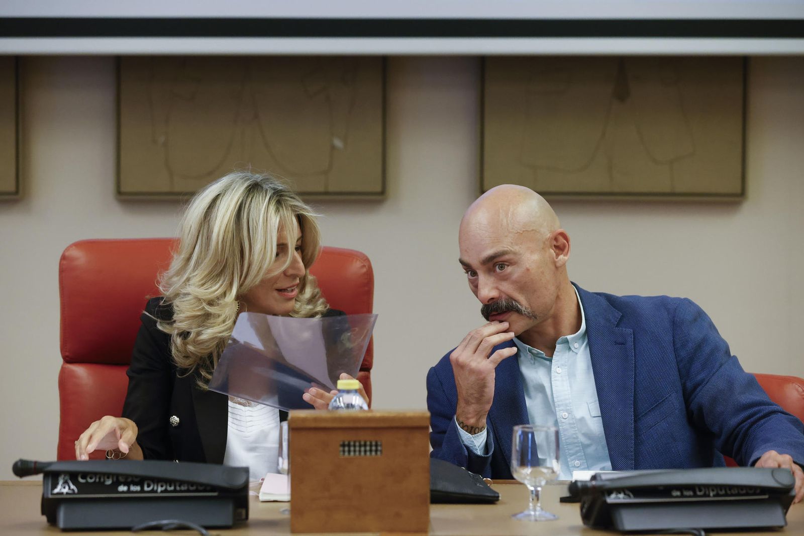 Yolanda Díaz y Txema Guijarro durante la reunión de Sumar en el Congreso en Madrid