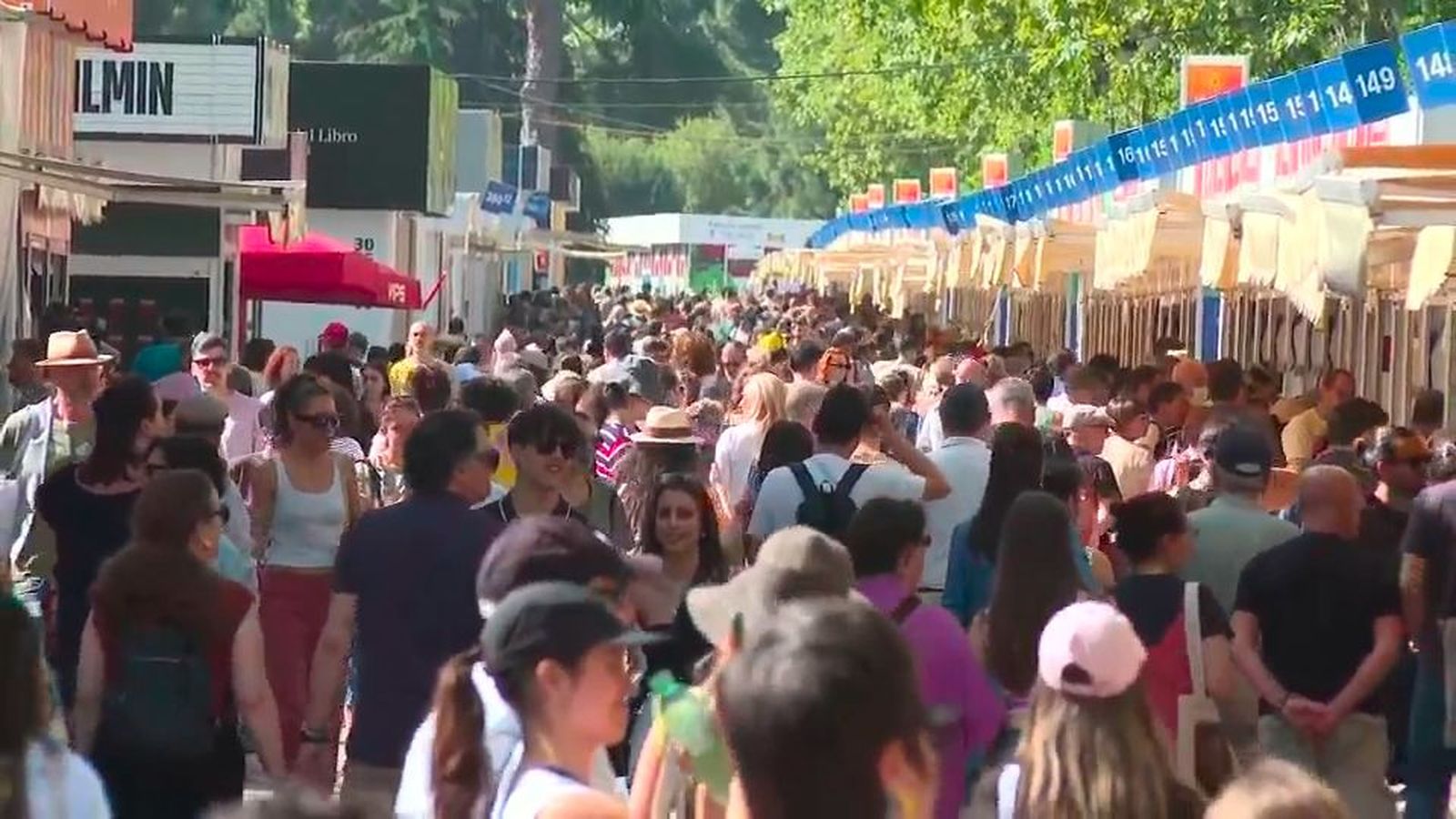 Sábado literario en El Retiro marcado por la alerta por calor