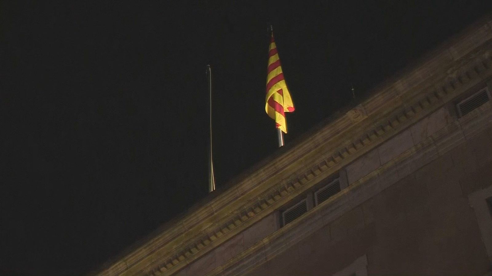 Retiran y vuelven a izar la bandera española del Palau de la Generalitat