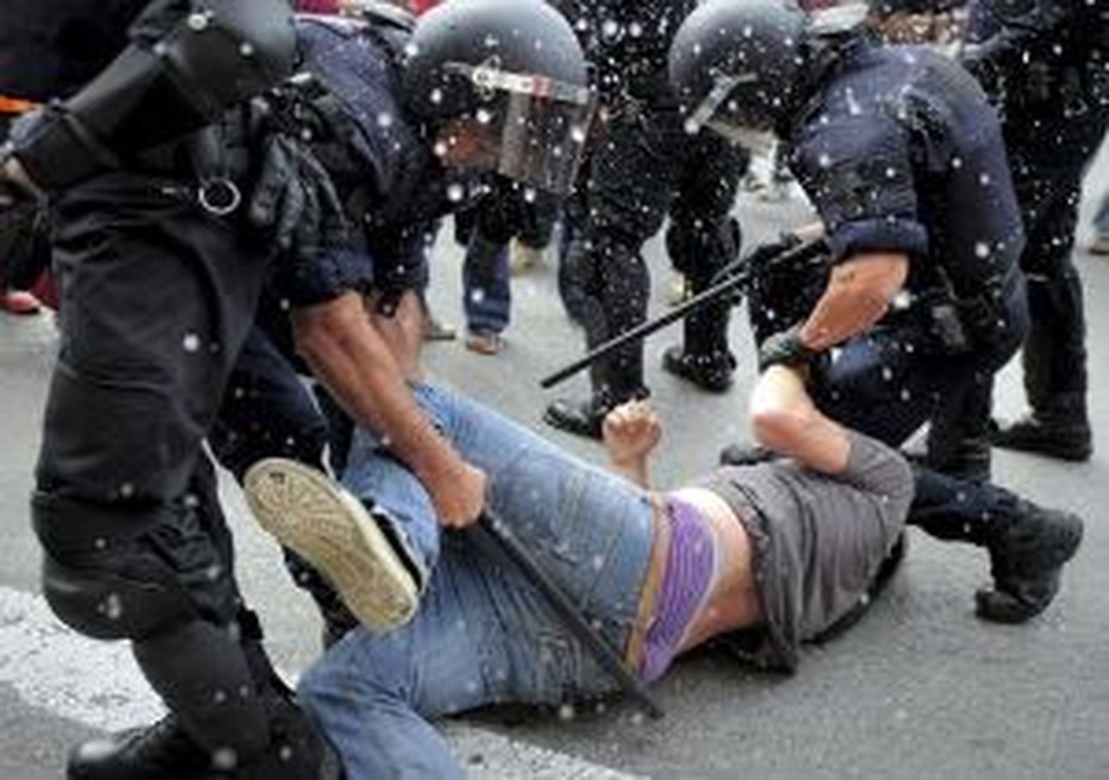 Los "indignados" recuperan la Plaza de Cataluña tras el repliegue de los Mossos