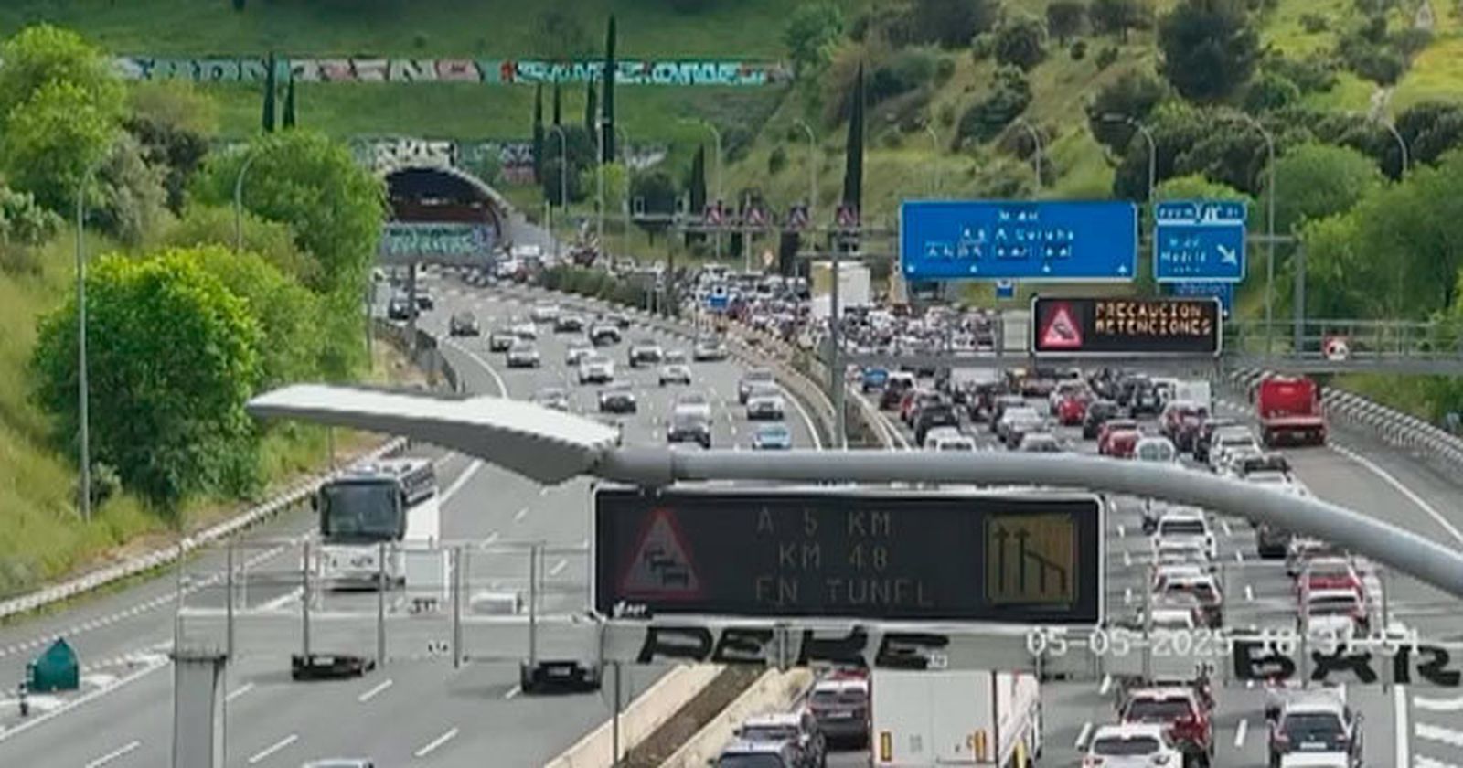 La posible acumulación de agua provoca el desprendimiento de una plancha en la M-40  que ha golpeando a un vehículo