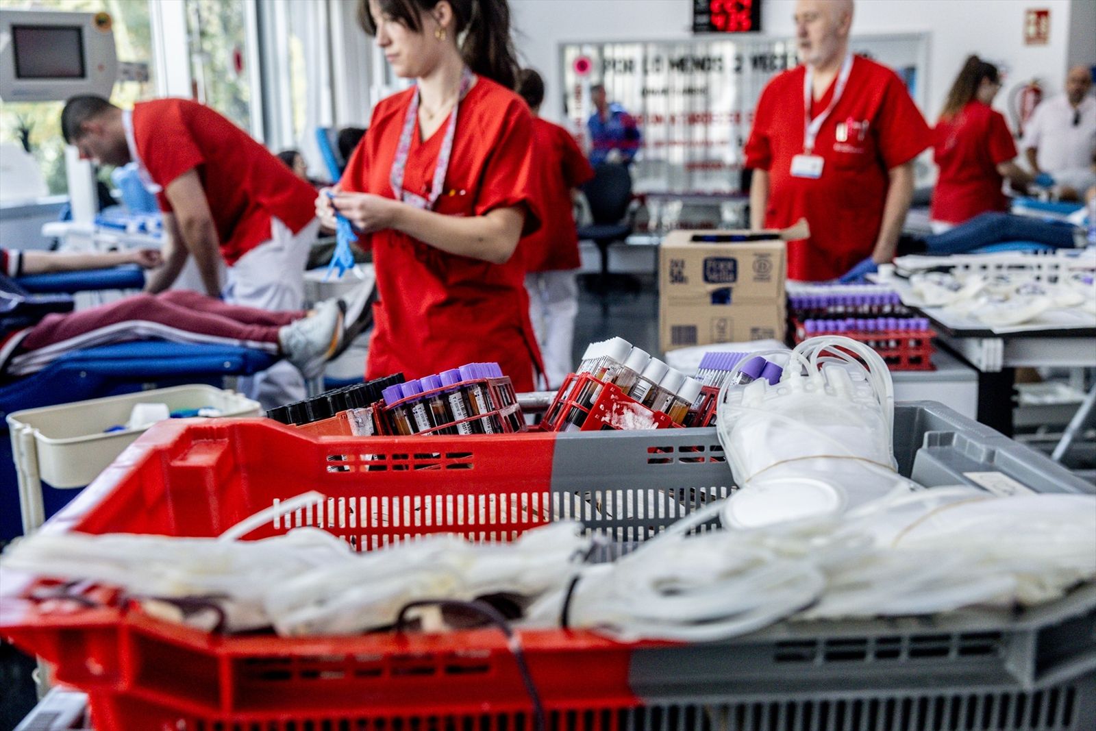 Varias personas donan sangre en el Centro de Transfusión de la Comunidad de Madrid