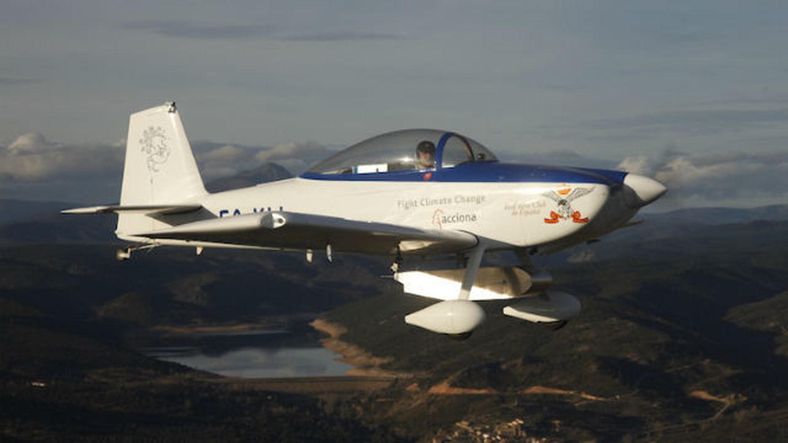 Un aviador español realiza el primer sobrevuelo pilotado de la Antartida sin paradas