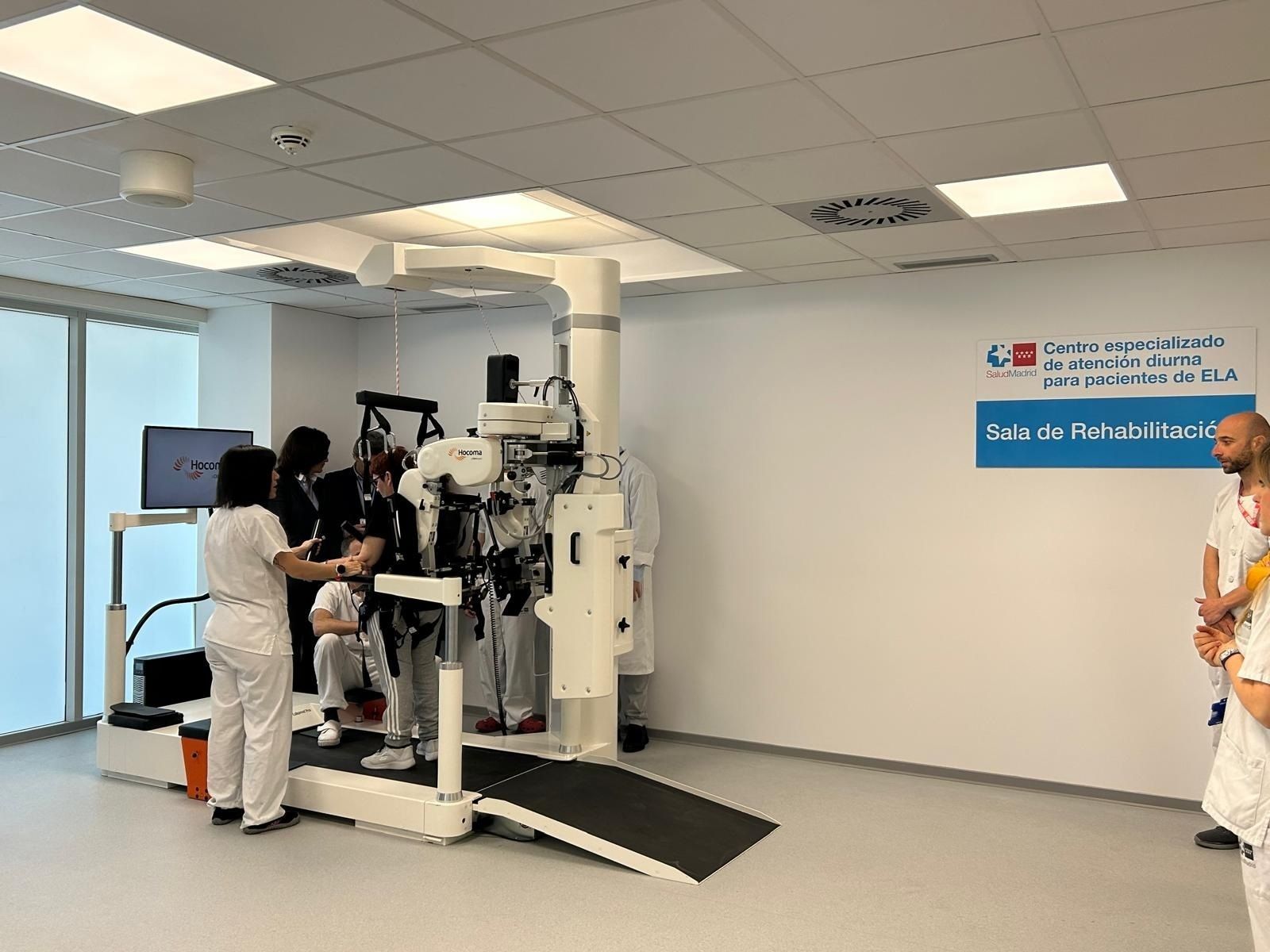 El hospital Isabel Zendal incorpora un exoesqueleto robótico para la rehabilitación de los enfermos de ELA