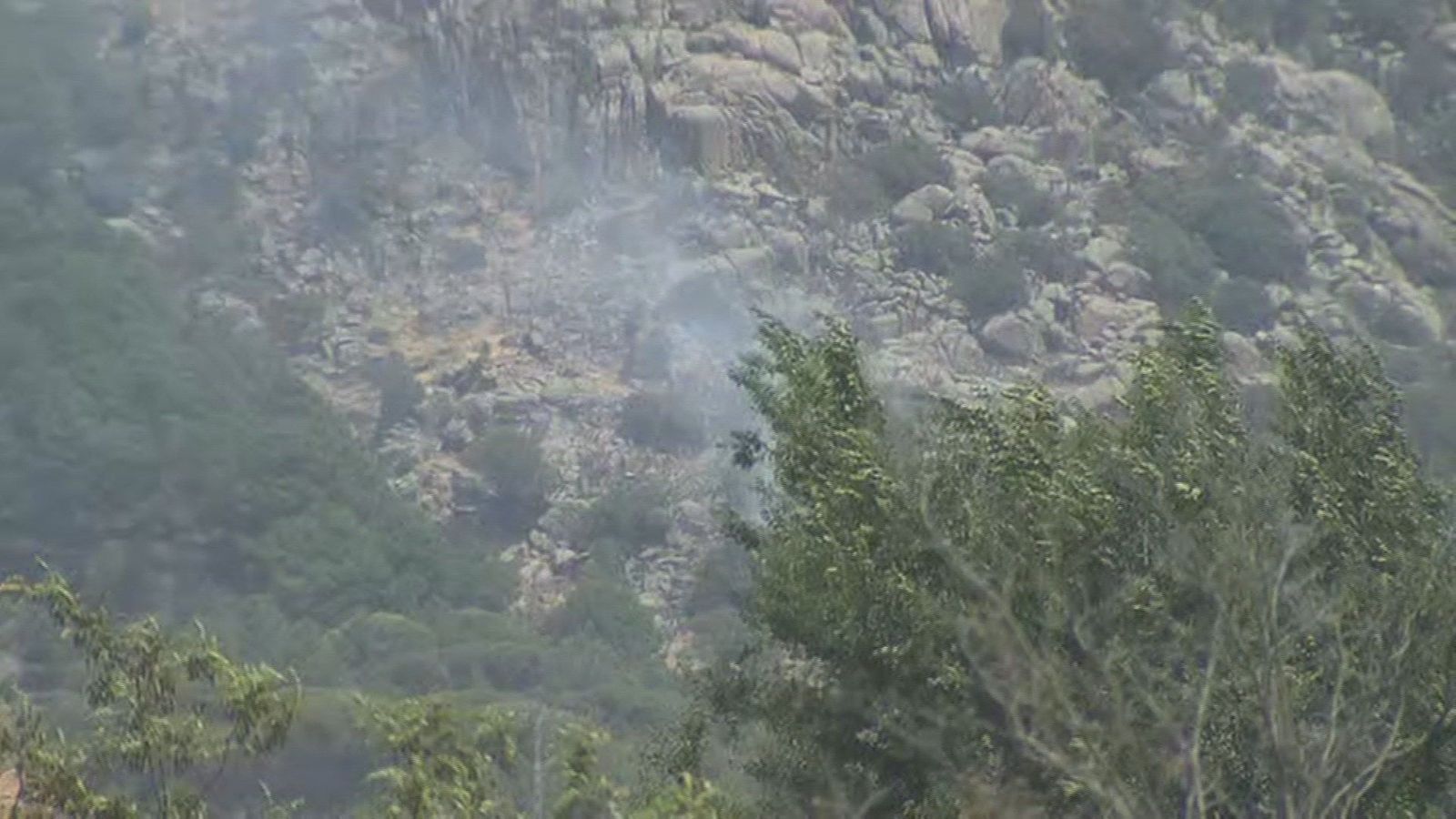 El incendio de Cadalso obliga a desalojar viviendas de la urbanización el Encinar