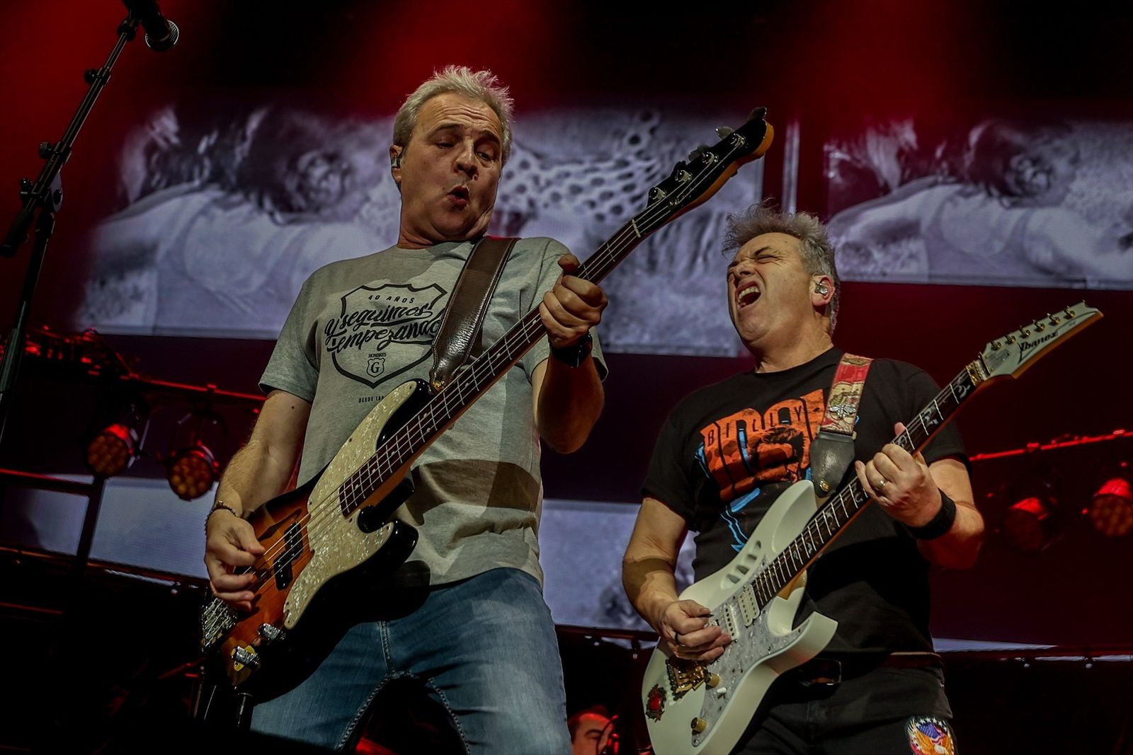 El cantante David Summers y el guitarrista Rafael Muñoz, de la banda Hombres G actuando en el Wizink Center