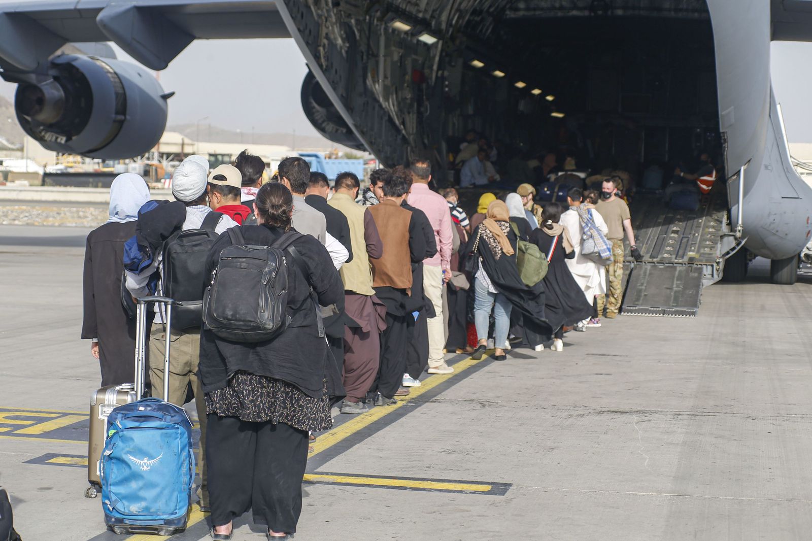 Calma tensa en el aeropuerto de Kabul, donde continúan las evacuaciones
