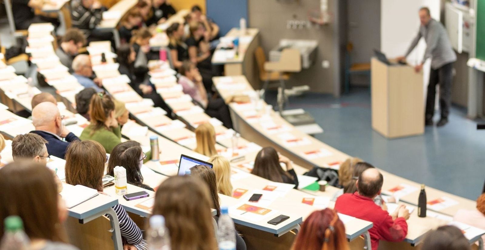 Clase en un aula universitaria