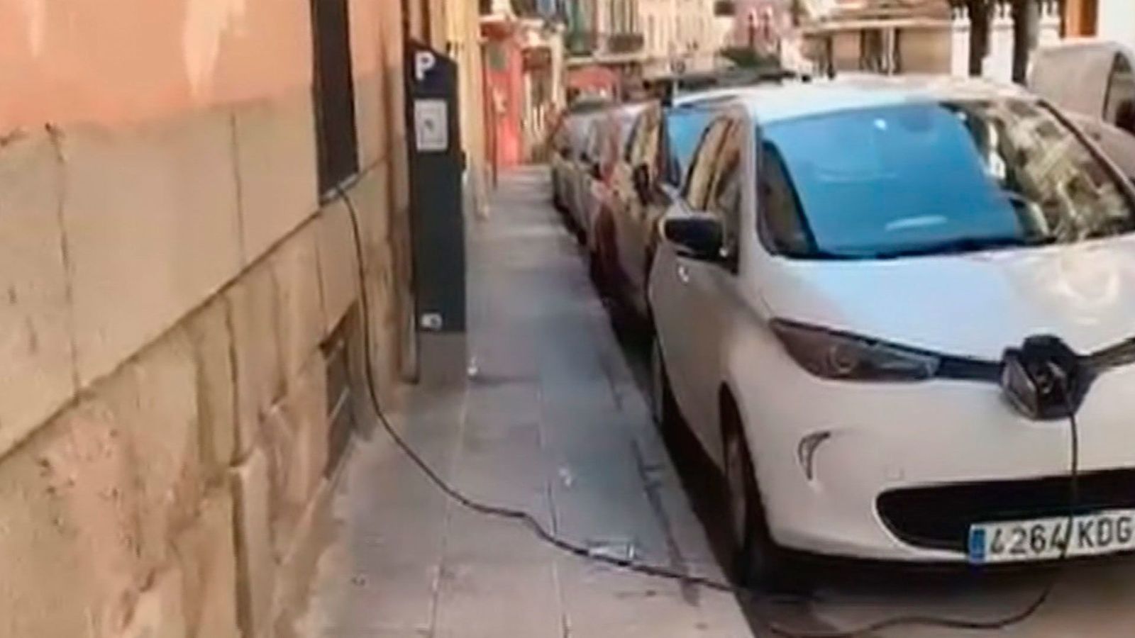 Un vecino de Madrid recarga su coche eléctrico a través de la ventana en plena calle