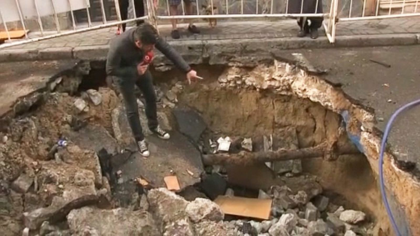 Un socavón que lleva tres años en el puente de Vallecas