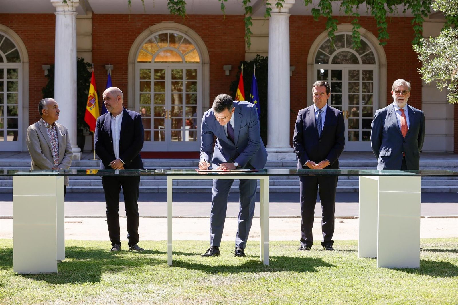 Gobierno y agentes sociales firman el acuerdo de pensiones que garantizará su revalorización con el IPC