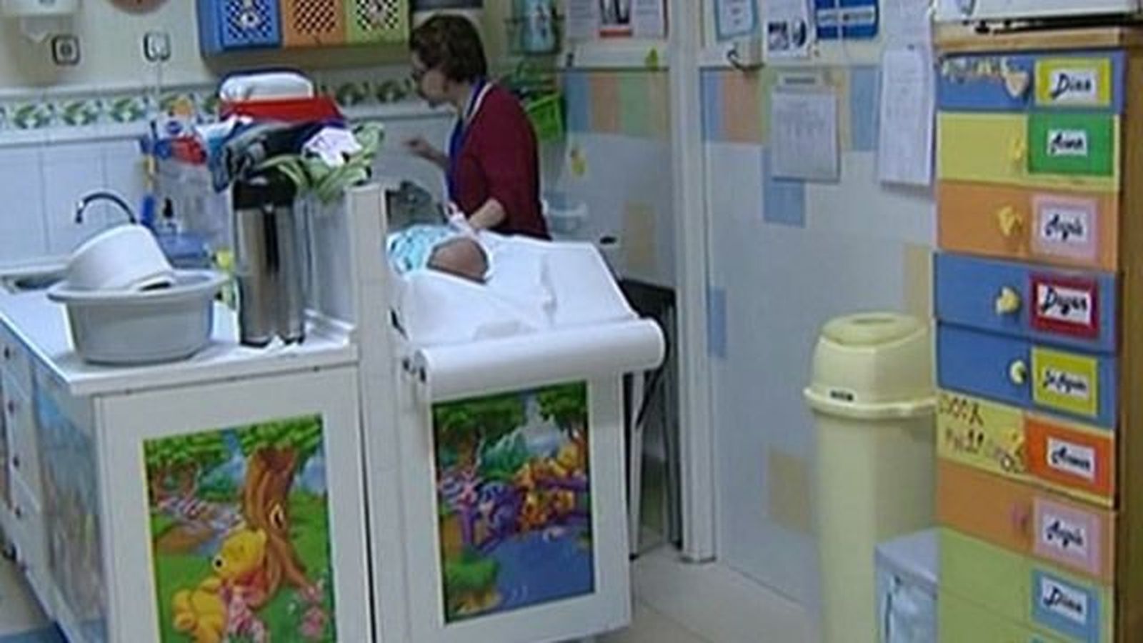 Cada año, en Madrid, entre 35 y 45 madres renuncian a sus hijo